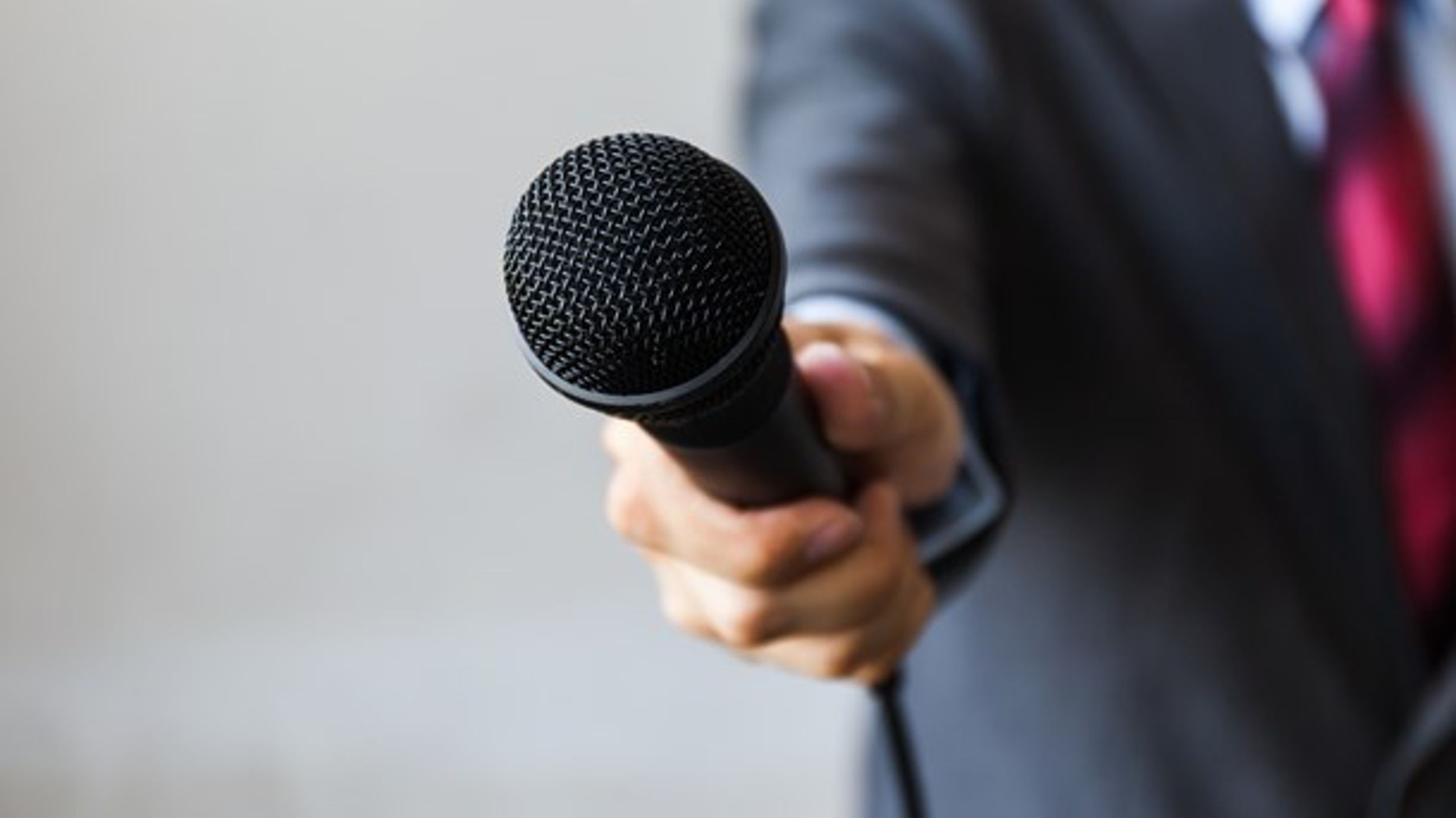 <b>MIKROFONHOLDERI:</b>&nbsp;Ansvarlige journalister virker bedst ved at droppe neutralitet og i stedet sortere, redigere og perspektivere, mener Paula Larrain.