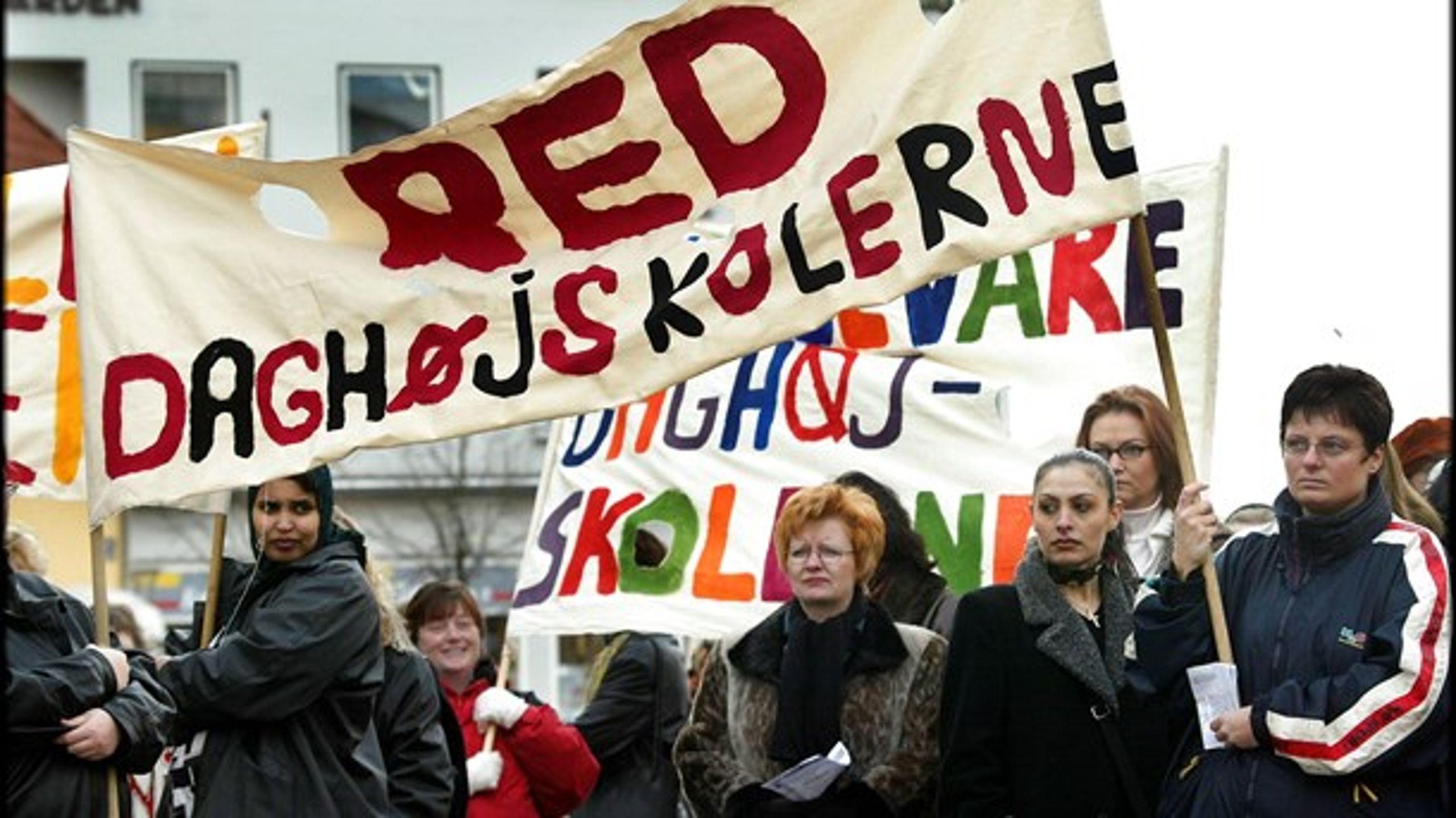 Rundbarberingen af tilskuddet til daghøjskoler&nbsp;er så
voldsom, at&nbsp;det vil ramme socialt skævt, advarer skoleleder på daghøjskolen VERA Niels Nørlem. Billedet er fra 2002, hvor elever fra daghøjskoler i Aalborg demonstrerede mod planlagte besparelser på området.