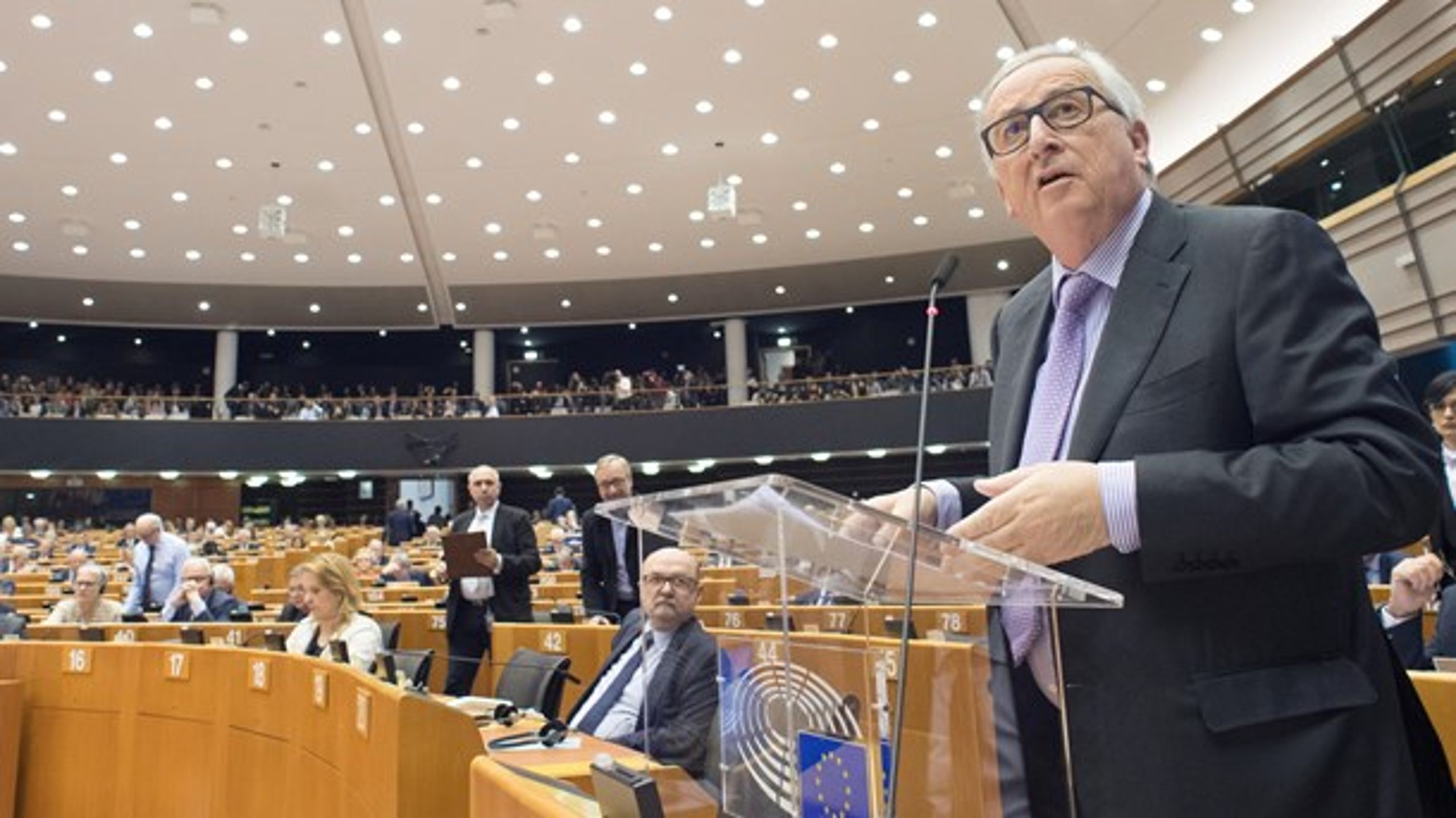 "Europa vælger forhåbentlig næste år politikere, der ikke er bogholdertyper, men rækker ud efter Kennedys, Mandelas og Spinellis stjerner deroppe", skriver Rasmus&nbsp;Nielsen. "Da EU-Kommissionens snart afgående formand forleden i Europa-Parlamentet holdt en i øvrigt visionær tale om kontinentets tilstand og fremtid, blev talen berettiget analyseret og vejet. Men nogen retorisk pris for scenetalent får Mr. Juncker nok aldrig."