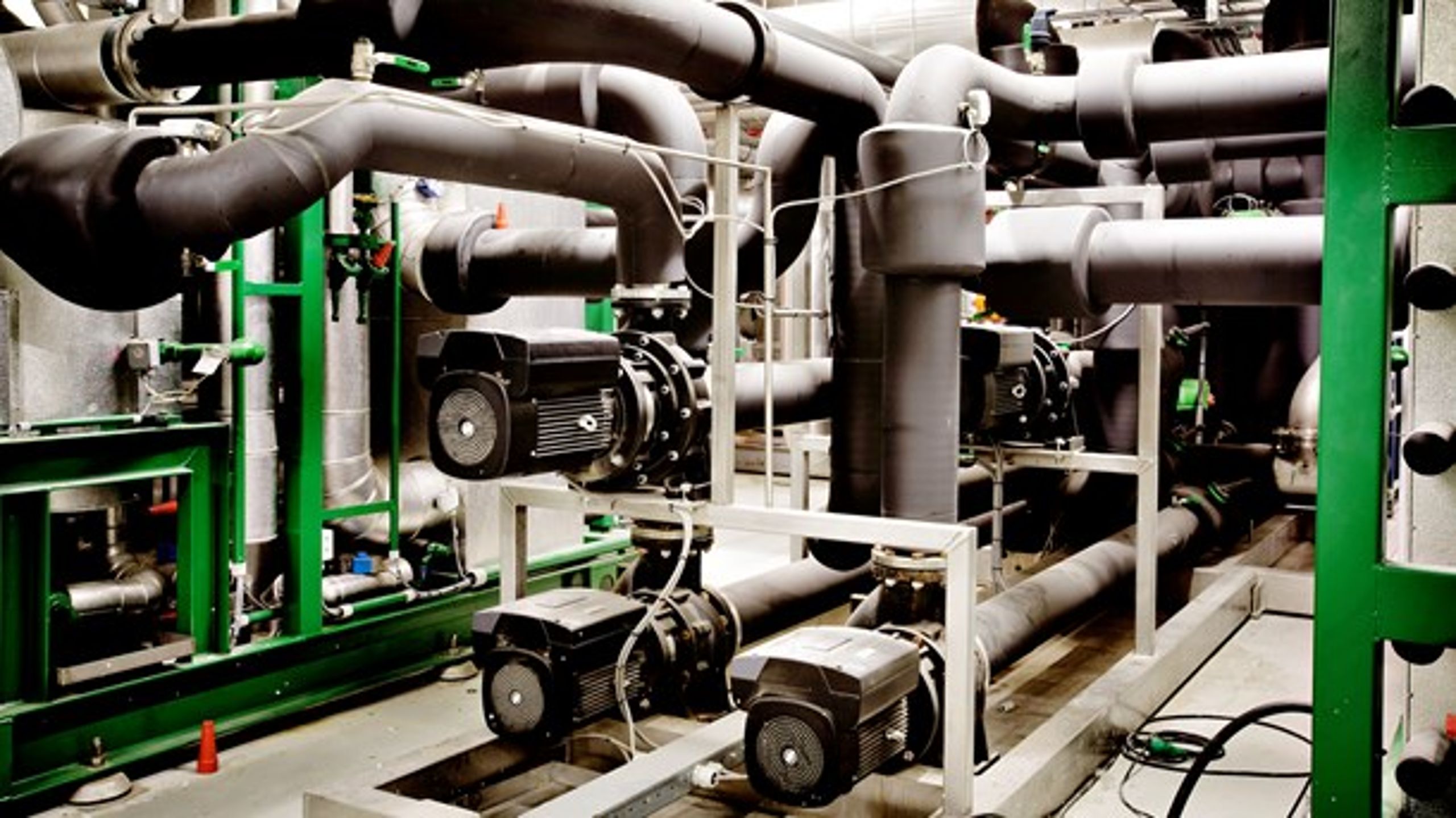 Akademiet for de Tekniske Videnskaber foreslår at sætte konkrete krav til virksomheder for at skabe incitament til forandringer inden for bæredygtighed.&nbsp;Eksempelvis bruger pumper 10 procent af den samlede, globale elproduktion, men med nye teknologier, som allerede er på markedet, kan det sænkes til 6 procent, pointerer akademiet i fælles kor med Grundfos.