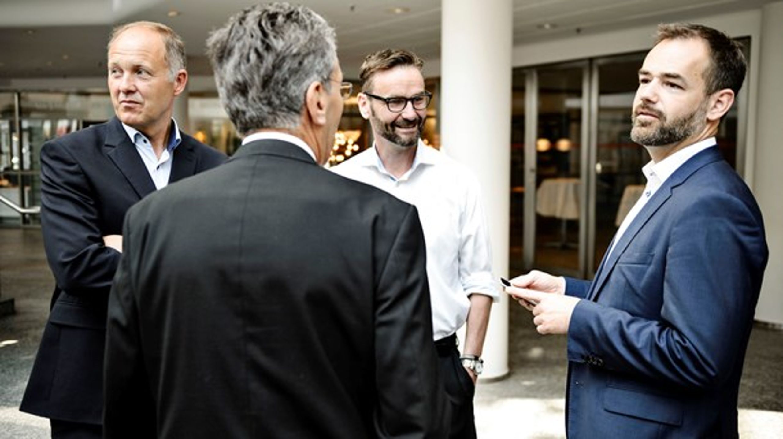 Det vil ifølge KL's formand Jacob Bundsgaard (th.) og næstformand Martin Damm (tv.) koste knap 44 milliarder kroner, hvis den lokale velfærd skal følge den generelle velstandsstigning.<br>