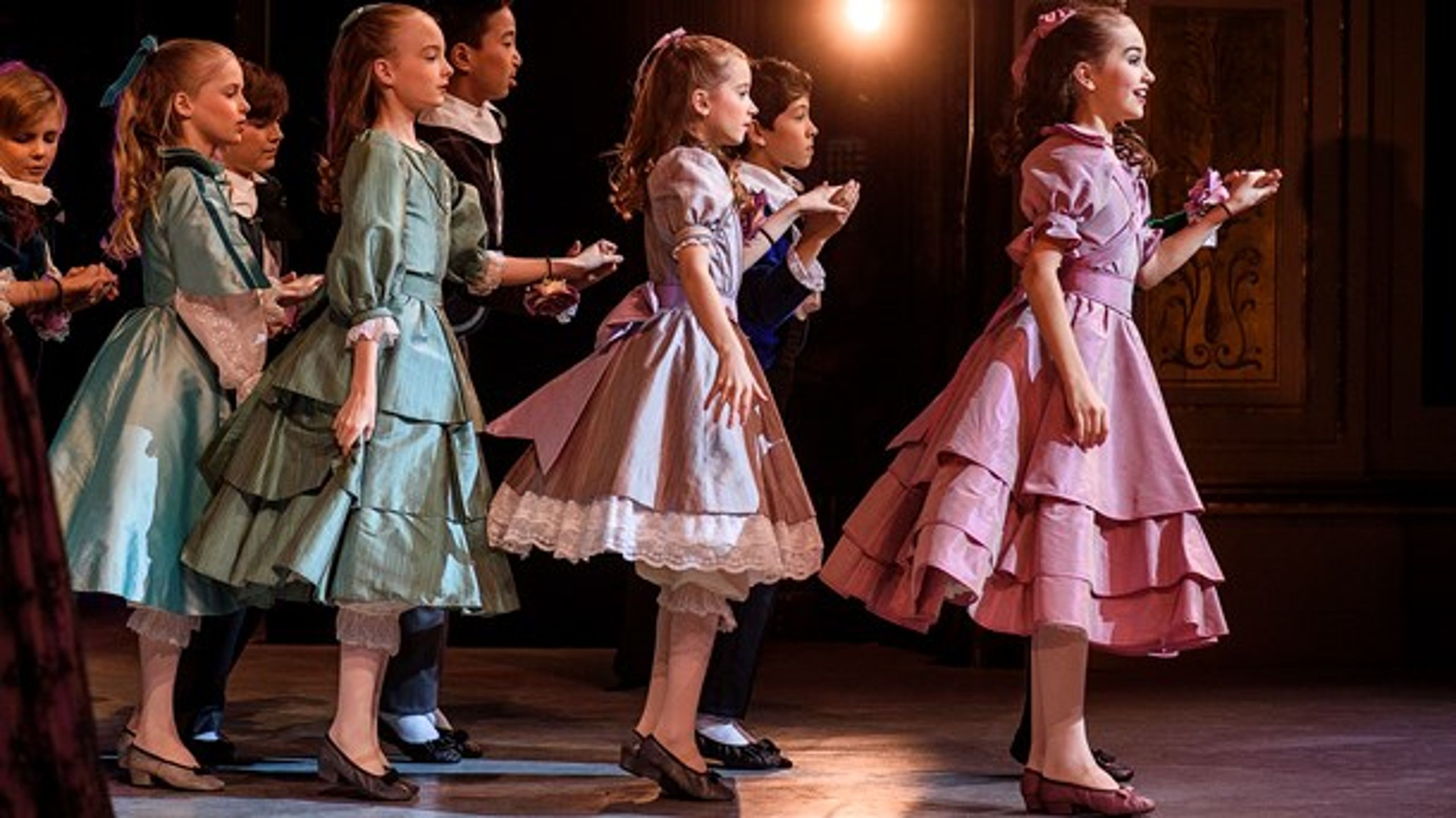 Vi inviterer eksempelvis alle vores folkeskoleklasser gratis
i vores egnsteater Masken, hvor de både får teateroplevelsen ind på kroppen,
men også får mulighed for at tage det med i undervisningen og reflektere over
emnerne, der bliver taget op, skriver John Brædder.