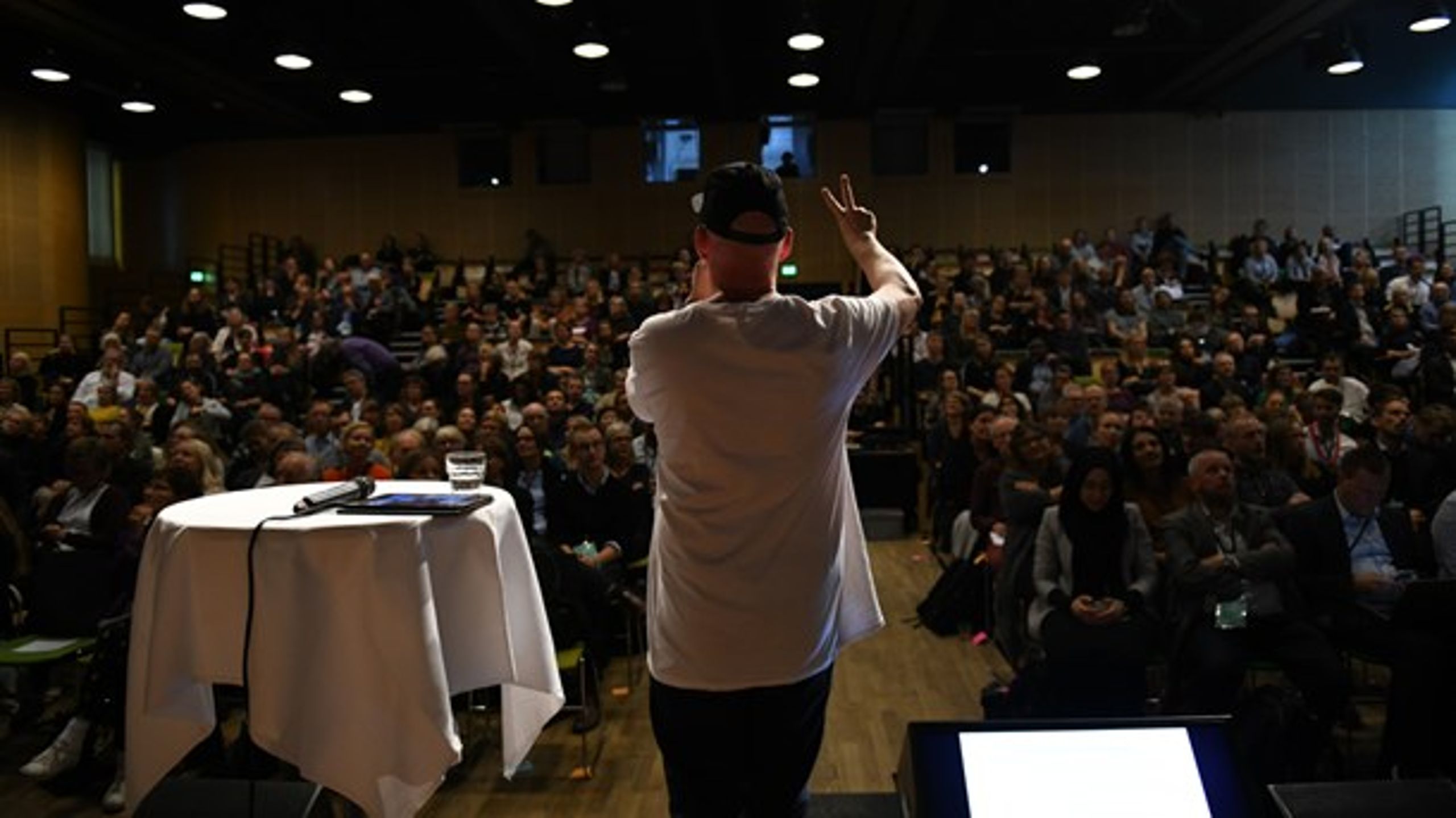 Med freestyle-rap og kærlige drillerier førte Per Vers deltagerne gennem Civilsamfundets Fællesdag.&nbsp;