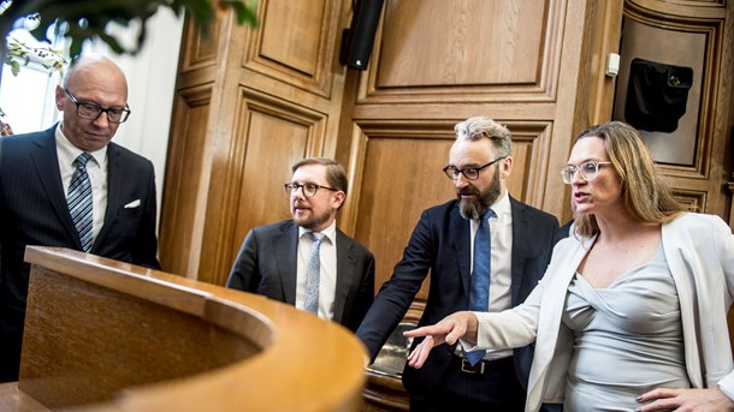 Regeringen og Dansk Folkeparti vil afskaffe&nbsp;tilskuddet til efterskoleophold for indvandrere fra udvalgte lande. Tirsdag skal undervisningsminister Merete Riisager (LA) i samråd om sagen.&nbsp;