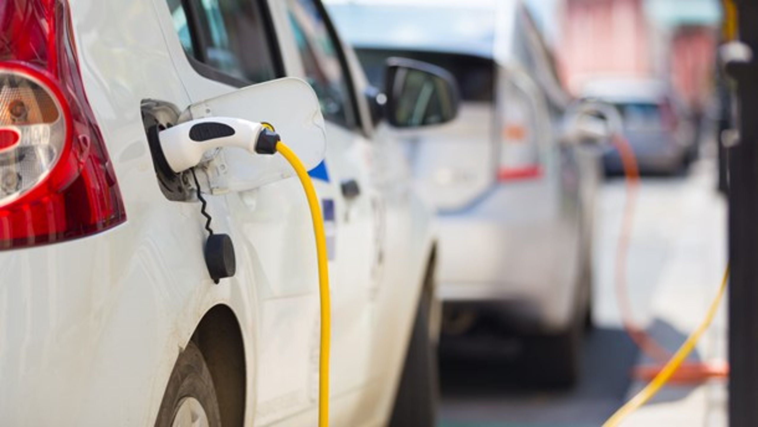 Regeringen foreslog i sidste uge, at Danmark skal forbyde salget af fossil brændsels biler i 2030, og at danskere skal have en million el- og hybridbiler i garagen samme år. Det endelig udspil vil blive præsenteret i denne uge.&nbsp;