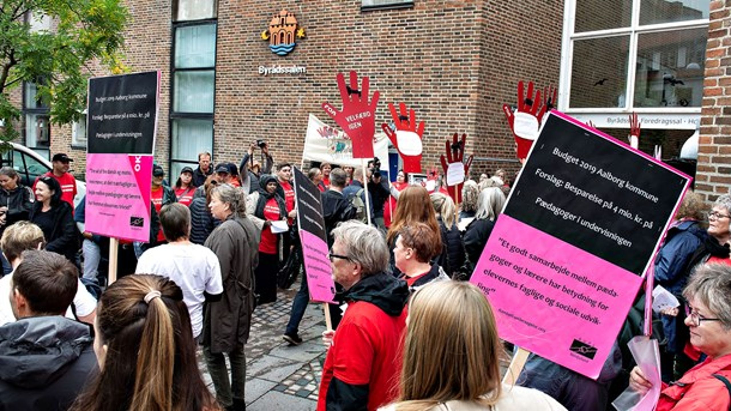 Flere steder i landet blevet efterårets kommunale budgetlægning og besparelser mødt med demonstrationer. Her er det politikere i Aalborg, som får en opsang.