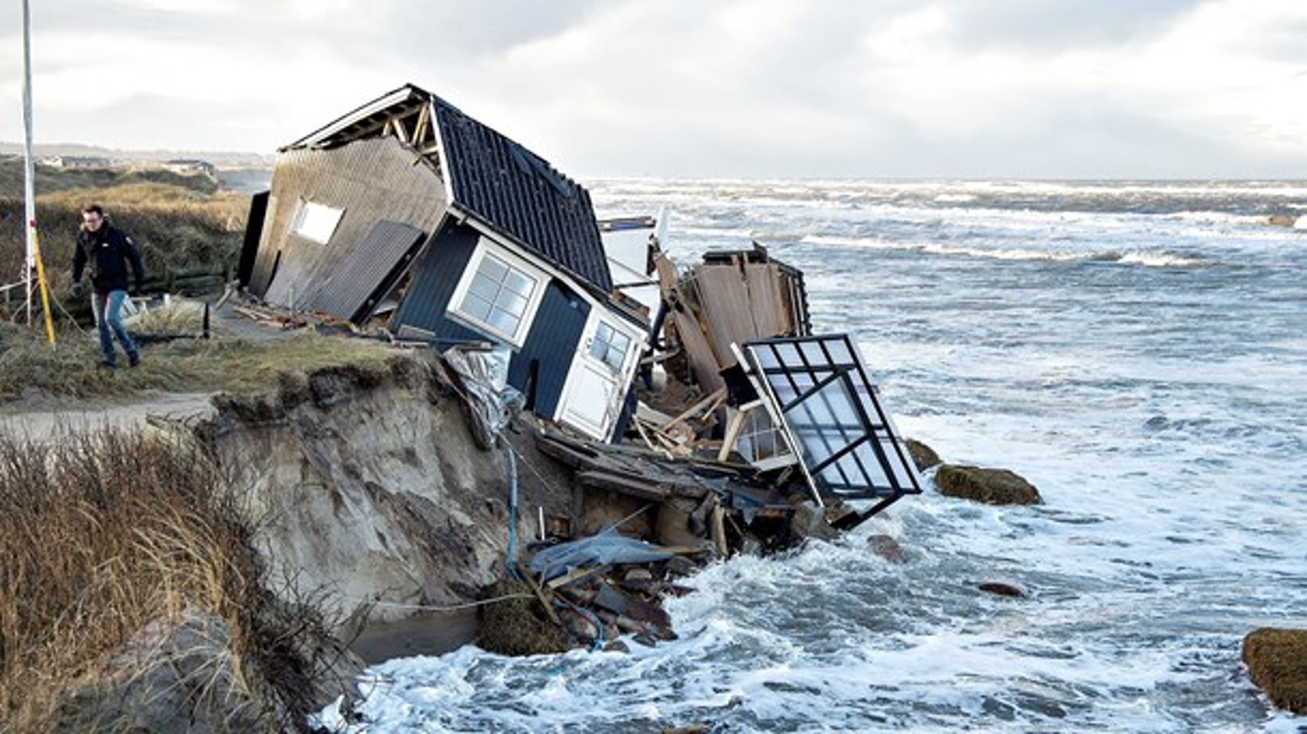 Regeringen spænder ben for klimasikringen med det&nbsp;kommunale anlægsloft, imens stadigt voldsommere vejr&nbsp;æder sig ind på vores kyster, mener&nbsp;Henrik Friis,&nbsp;Dansk Byggeri.
