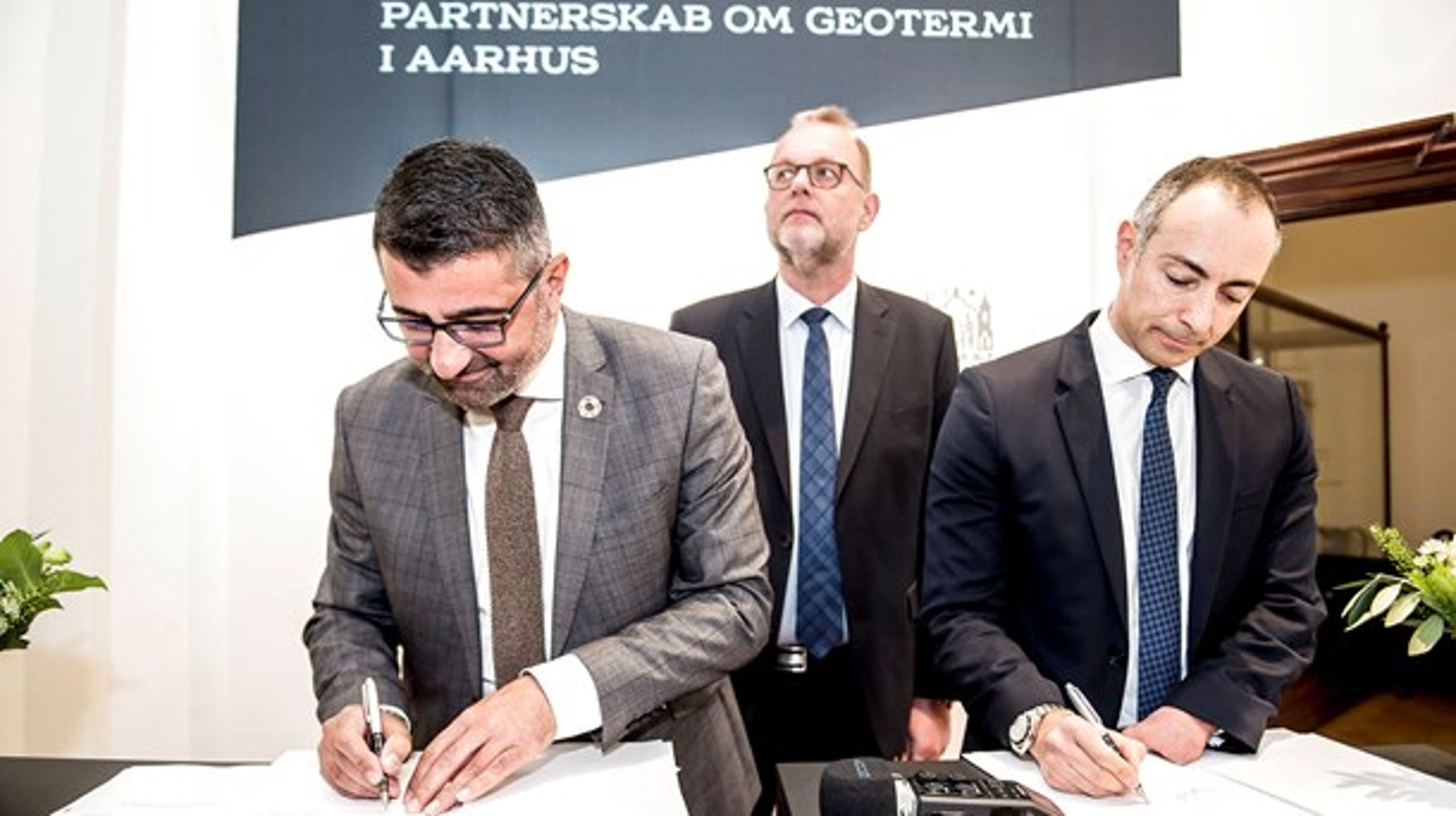 Bünyamin Simsek, rådmand for Teknik og Miljø i Aarhus Kommune, og Samir Abboud, direktør for geotermi i A.P. Møller Holdning, underskriver det såkaldte Letter of Intent under opsyn af energiminister Lars Chr. Lilleholt.&nbsp;