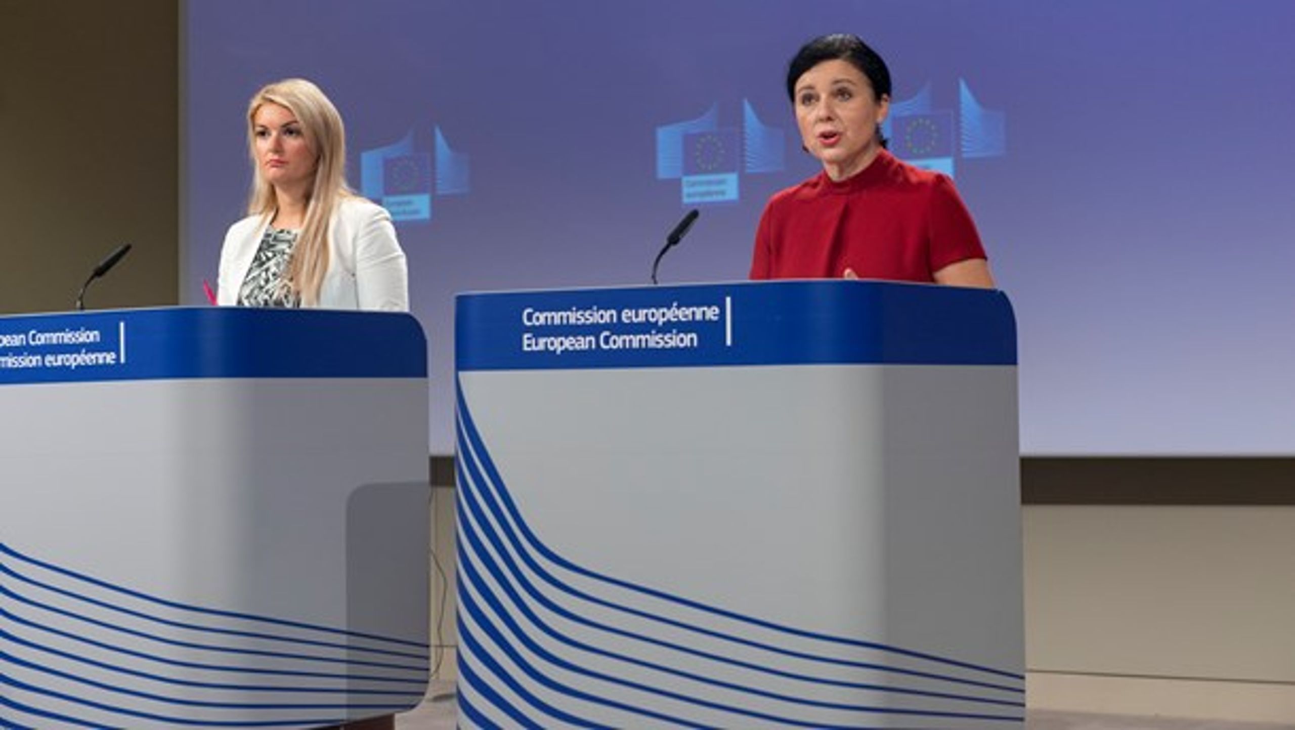 Det
er ikke godt nok, at den kønsbestemte lønforskel stadig er på 16
procent, lyder det fra ligestillingskommisær&nbsp;
Věra
Jourová. Hun opfordrer Ministerrådet og Parlamentet til at få mere fart på forhandlingerne omkring øremærket forældreorlov.&nbsp;&nbsp;