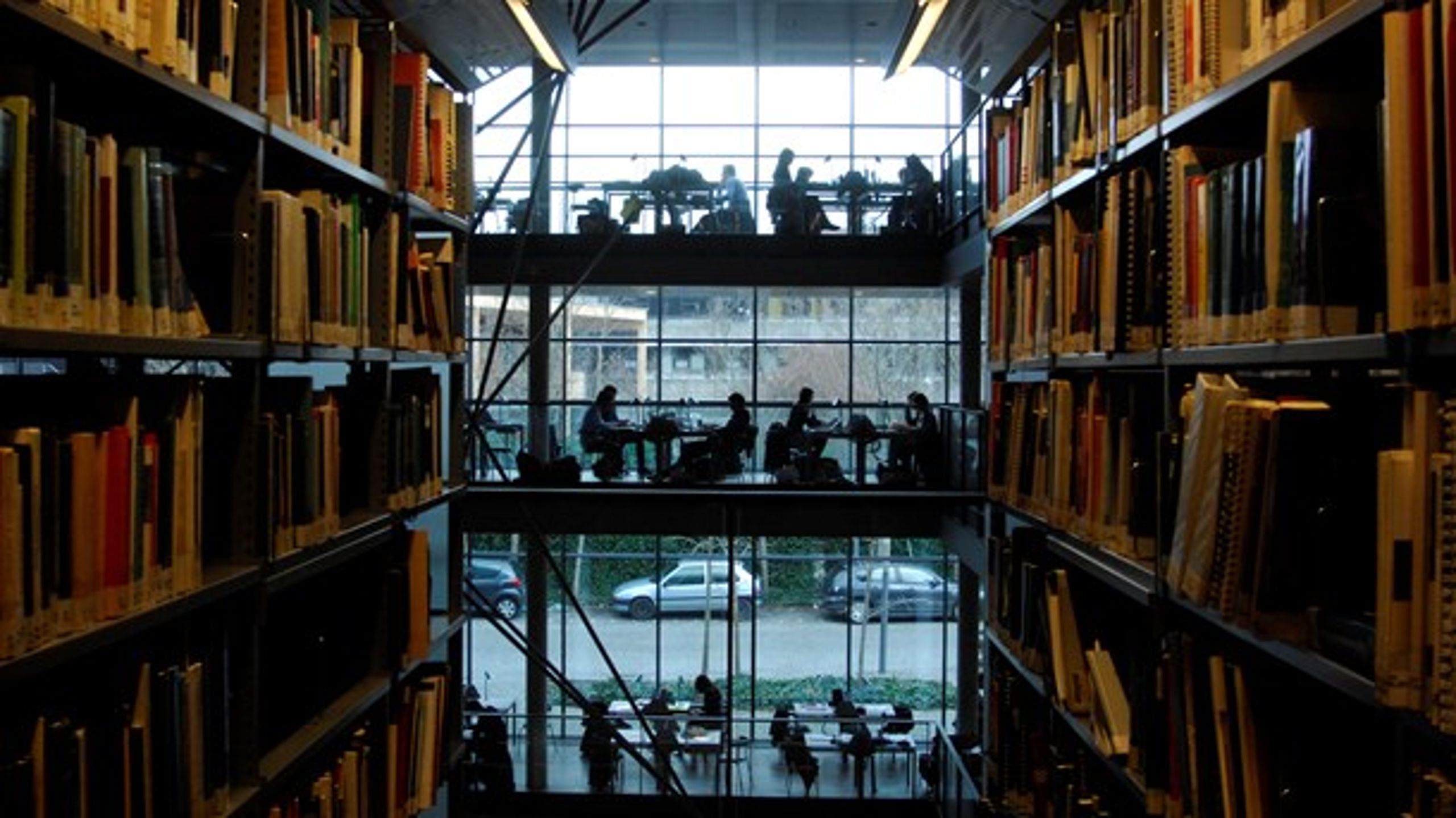 Kulturminister Mette Bock inviterer udvalgte borgere til høring om folkebiblioteker, men udelukker fagfolk og Danmarks Biblioteksforening. Dybt bekymrende, skriver forfatter Egon Clausen.