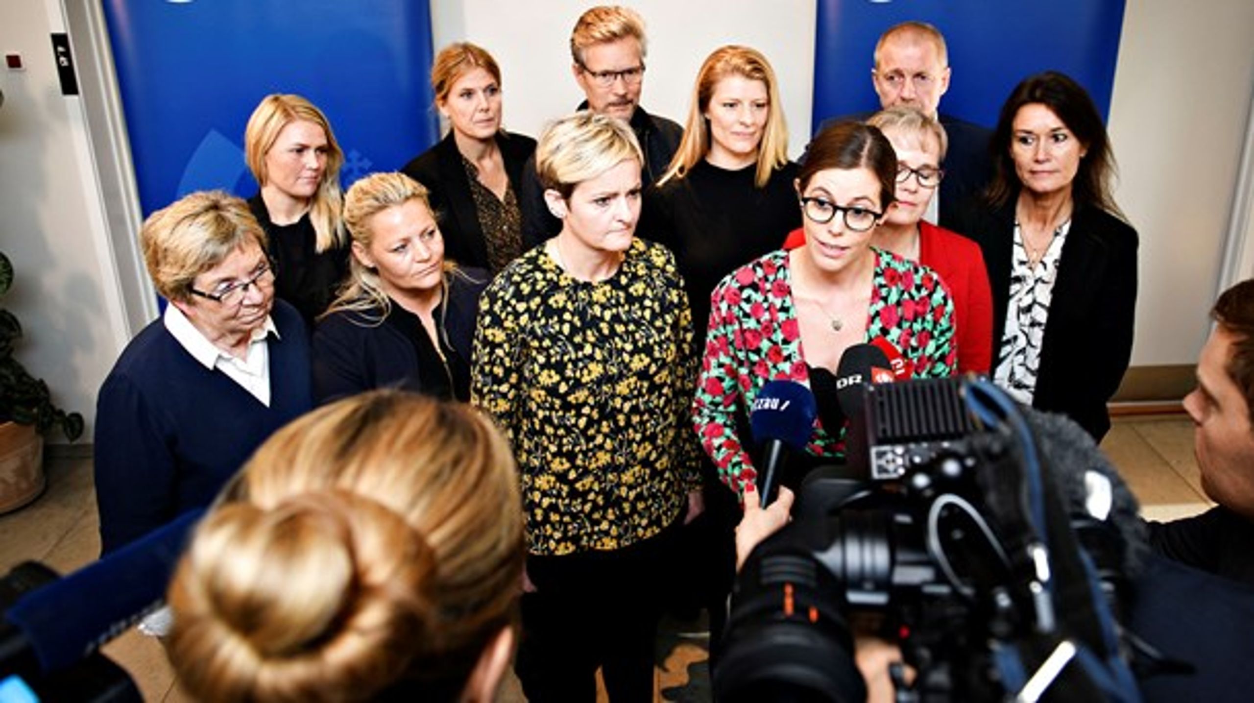 Satspuljepartierne fik 20 ekstra millioner at dele ud til næste år for at give de udsatte nogle af de stjålne penge tilbage. Her er børne- og socialminister Mai Mercado (K) og alle socialordførerne (undtagen Enhedslistens) ved præsentationen af årets satspuljeaftale, der landede 1. november.&nbsp;