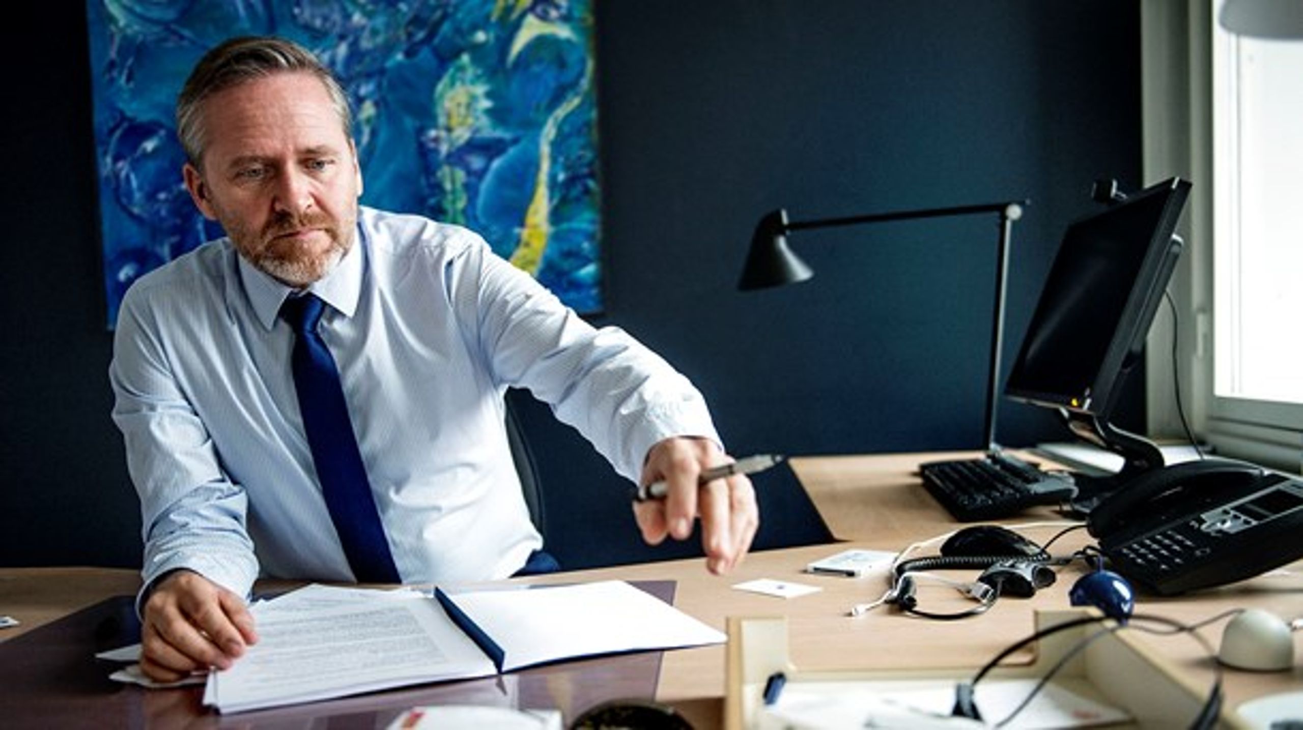 "Man skal huske, at det er et lokale, hvor jeg holder møder med udenrigsministre og ambassadører fra hele verden," siger udenrigsminister Anders Samuelsen (LA) om sit nyindrettede kontor. Her er han fotograferet på det gamle kontor i 2016.