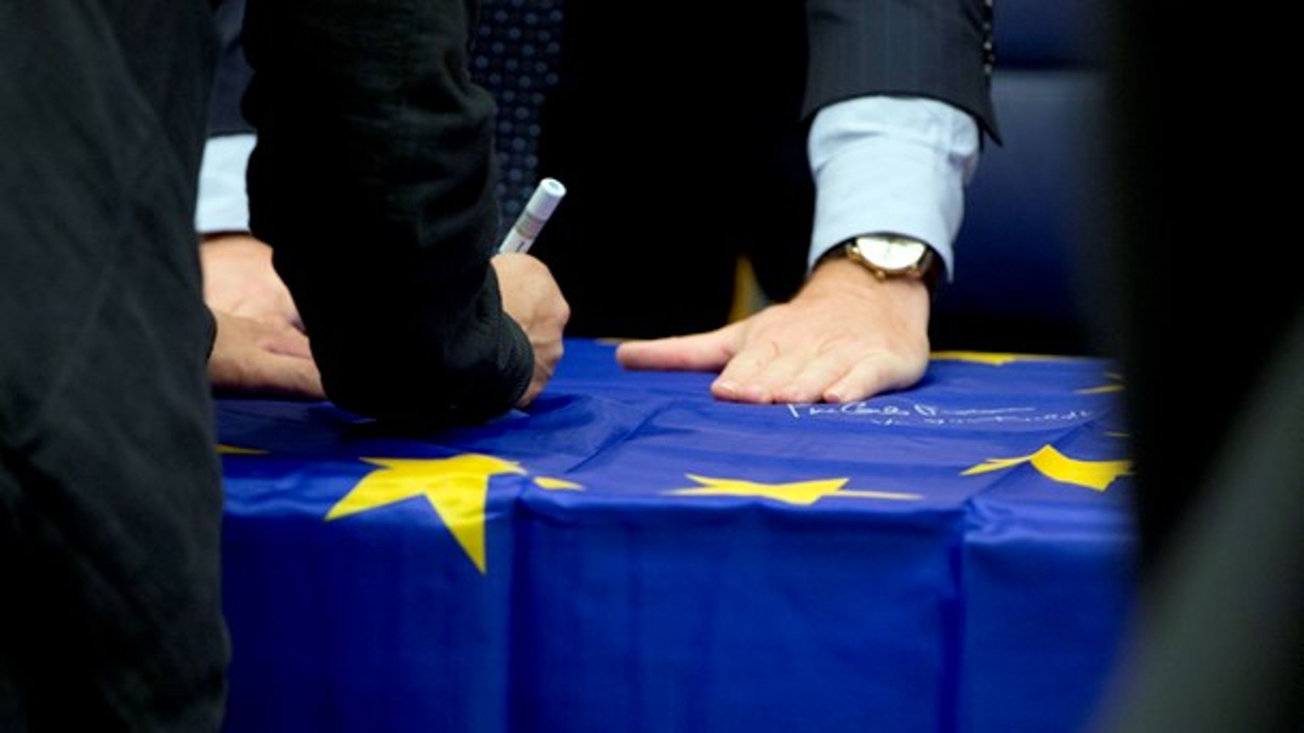 Eurogruppens finansministre signerer et EU-flag under et møde i Luxemborg. Arkivfoto, oktober 2017.&nbsp;