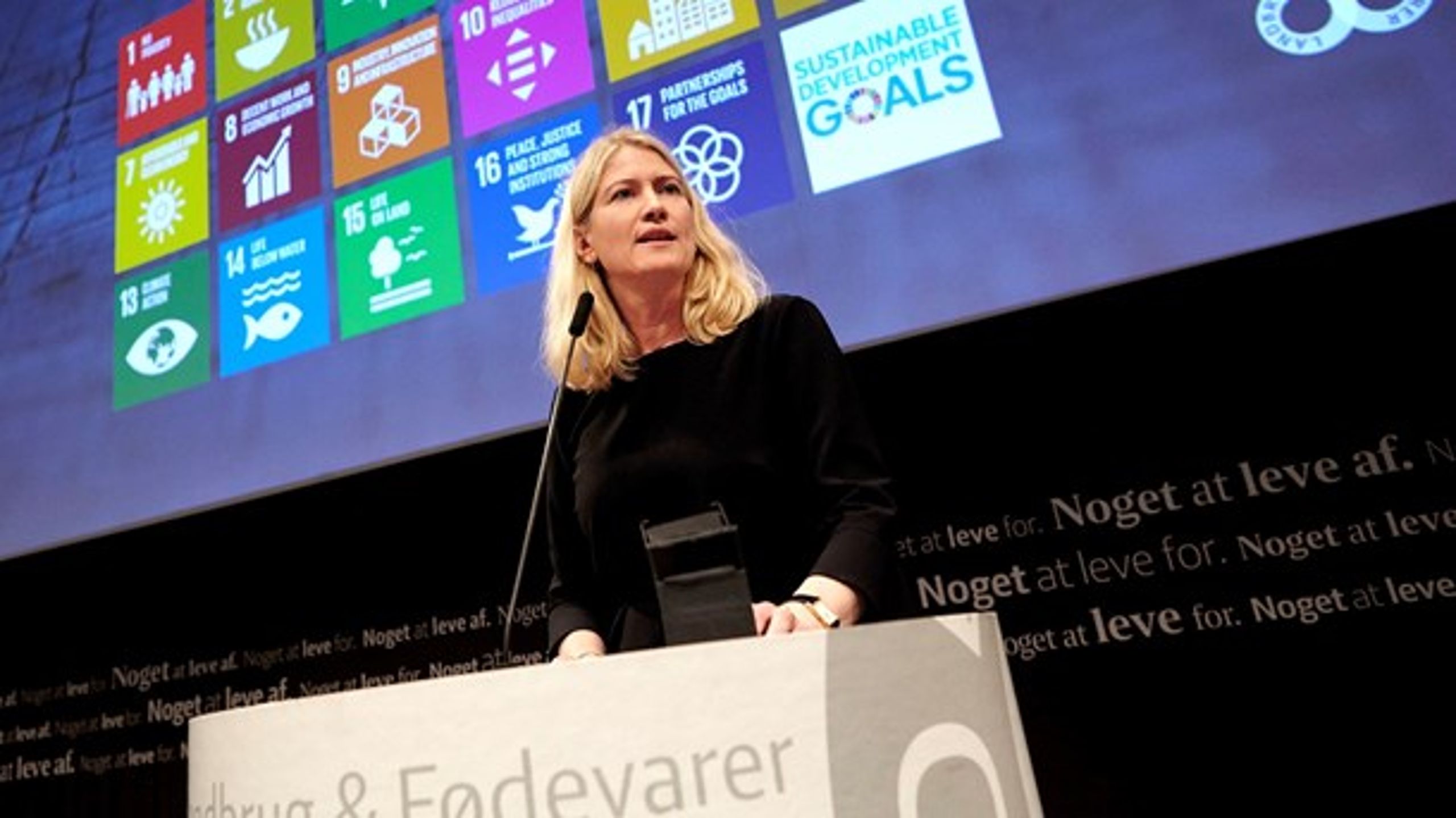 Indtil nu har Anne Lawaetz Arhnung til dagligt arbejdet på Seges i Aarhus og delt sin tid ligeligt mellem sit hus i Hellerup og sin mands gård i Viborg. Det bliver ændret nu, hvor hun får sin gang på Axelborg i København.&nbsp;