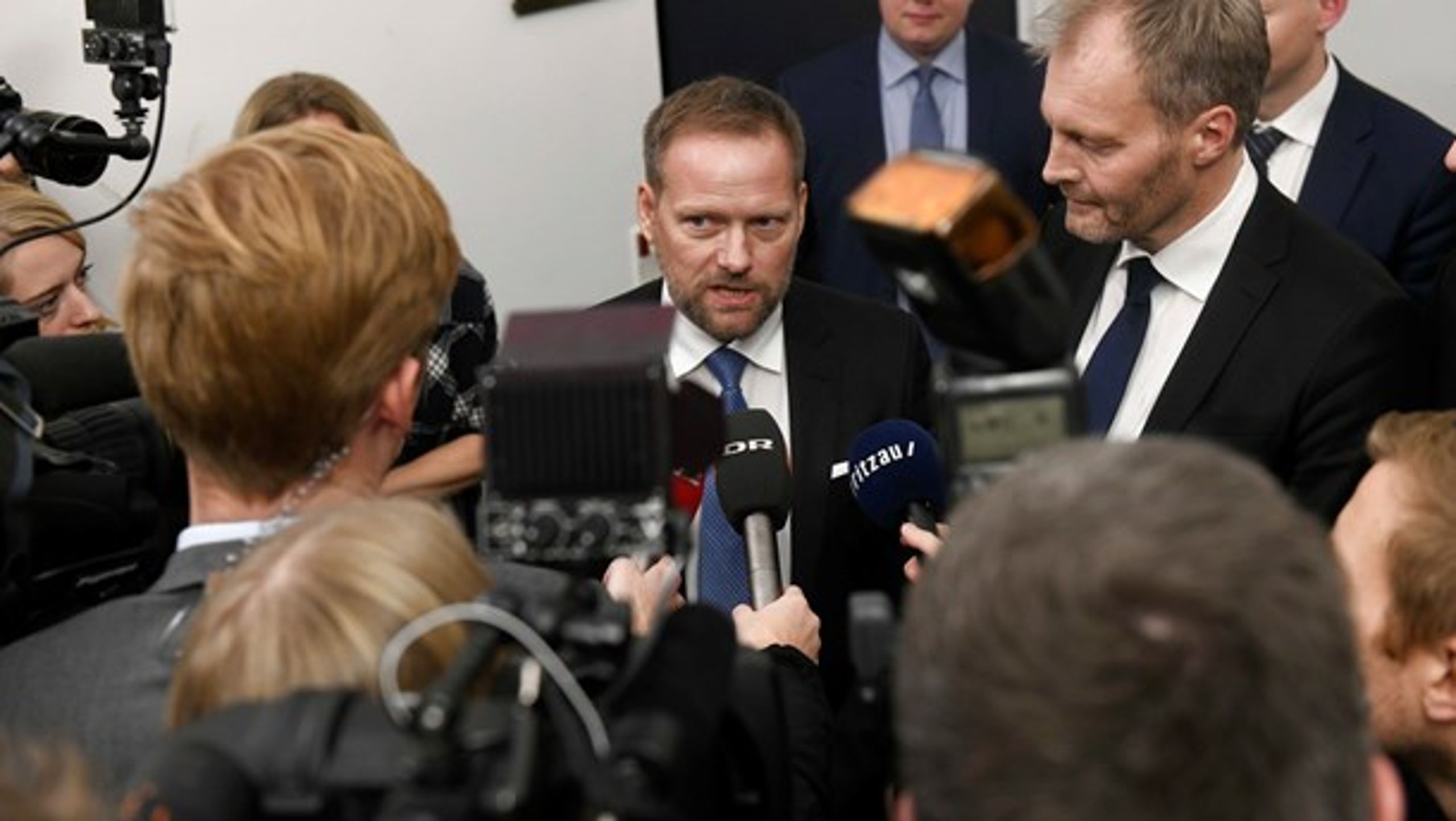 Kira West og Thorstein Theilgaard er utilfredse med, at aftalen om deres rammevilkår for deres arbejde laves bag lukkede døre.<br>