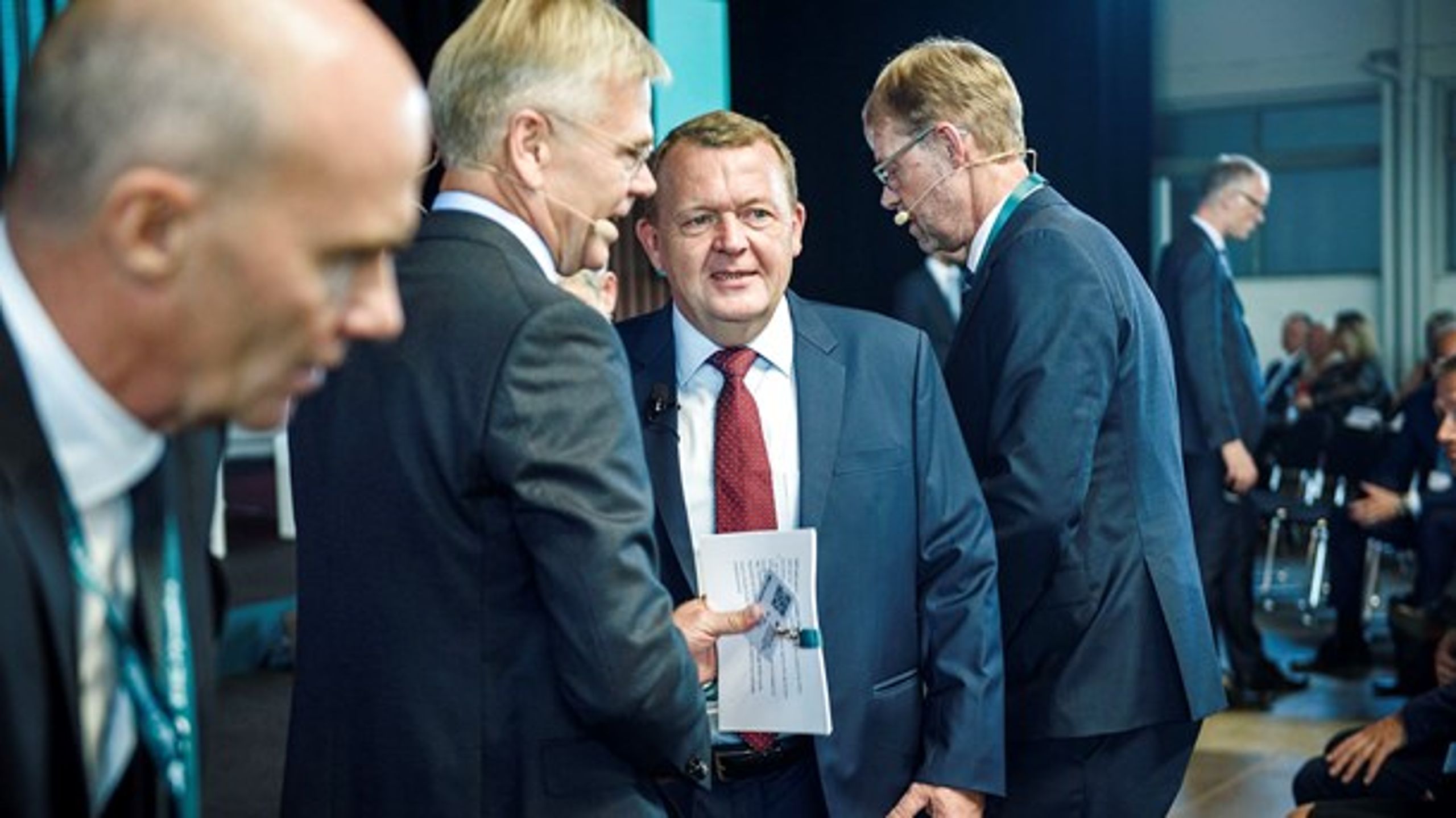 Erhvervsorganisationerne og de borgerlige partier er i disse uger ved at finde&nbsp;størrelsen på de pengebidrag, der skal finansiere partiernes valgkamp, skriver Benny Damsgaard (På billedet: Lars Løkke Rasmussen og DI's direktør Karsten Dybvad til DI's topmøde 2018).&nbsp;