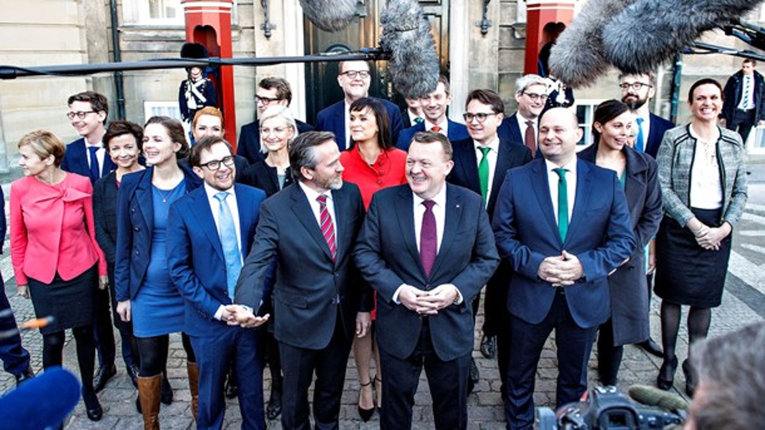 Løkke præsenterer sin nye trekløverregering i 2016, hvilket var første år, regeringen ikke levede op til egen målsætning om at bruge 1 procent af BNP på forskning og udvikling. Året efter formåede regeringen heller ikke at ramme målet, mens det fortsat er uklart, om det lykkes&nbsp;for 2018 og 2019.