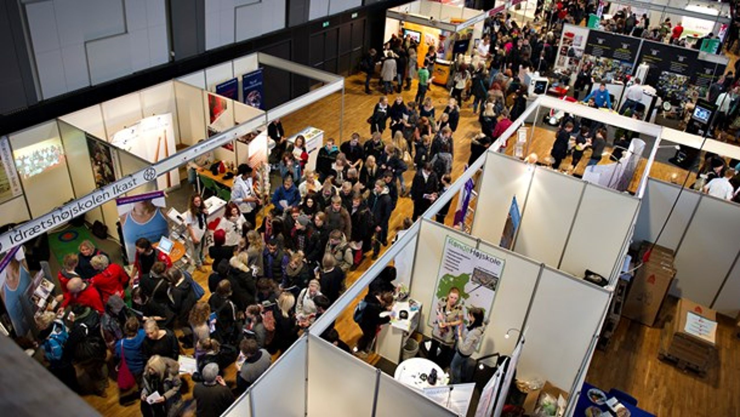 På uddannelsesmesse i Aalborg kan unge&nbsp;høre om deres uddannelsesmuligheder. Danske Erhvervsskoler og -Gymnasier mener, at der&nbsp;er behov for en kommission, som skal komme med løsninger til fremtidens ungdomsuddannelser.