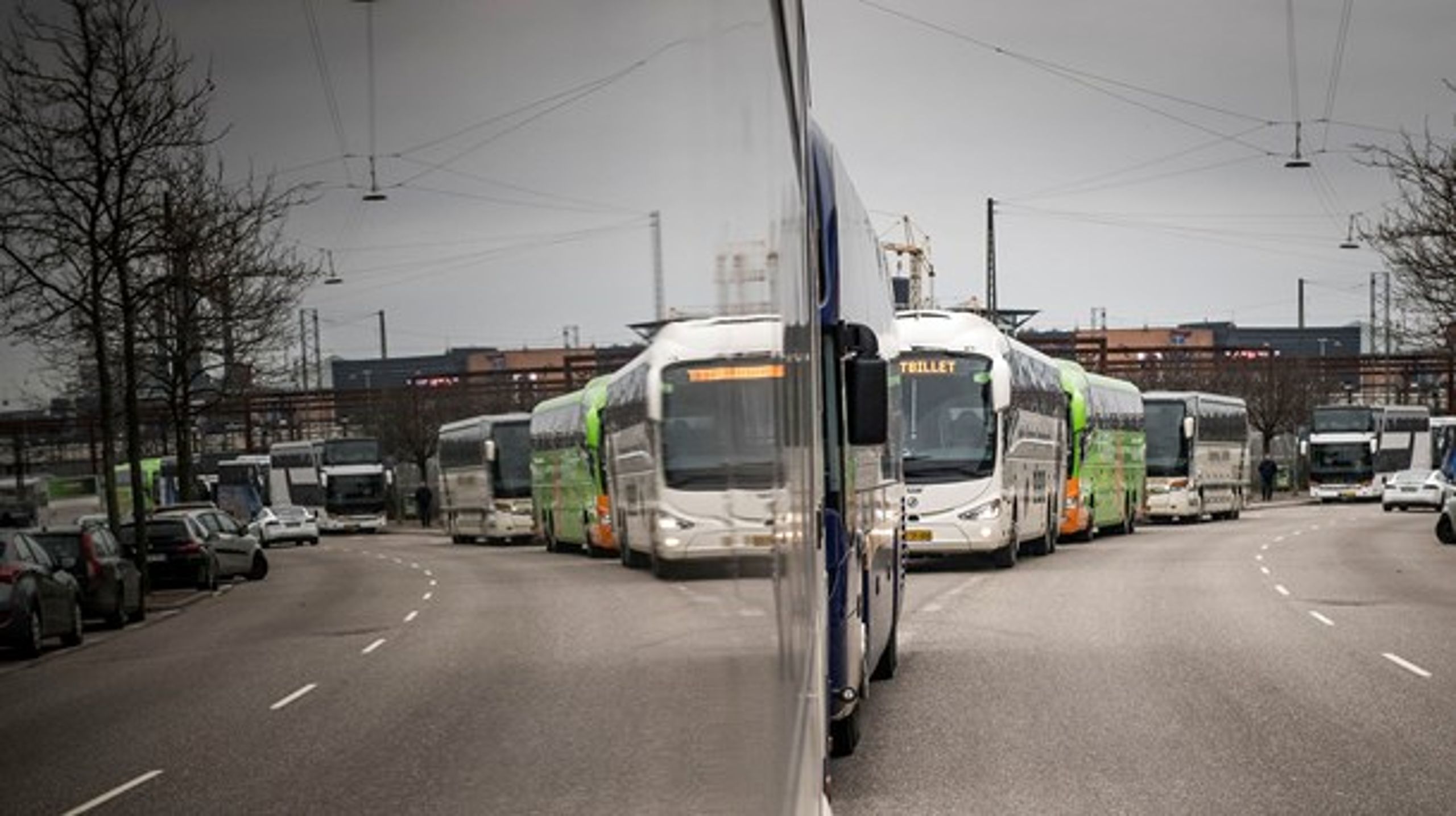 1,5 millioner rejsende i 2017 talte sit eget sprog. Fjernbustrafikken er efterspurgt. Derfor skal der gøres noget ved problemerne i busbranchen, skriver Danske Busvognmænd.