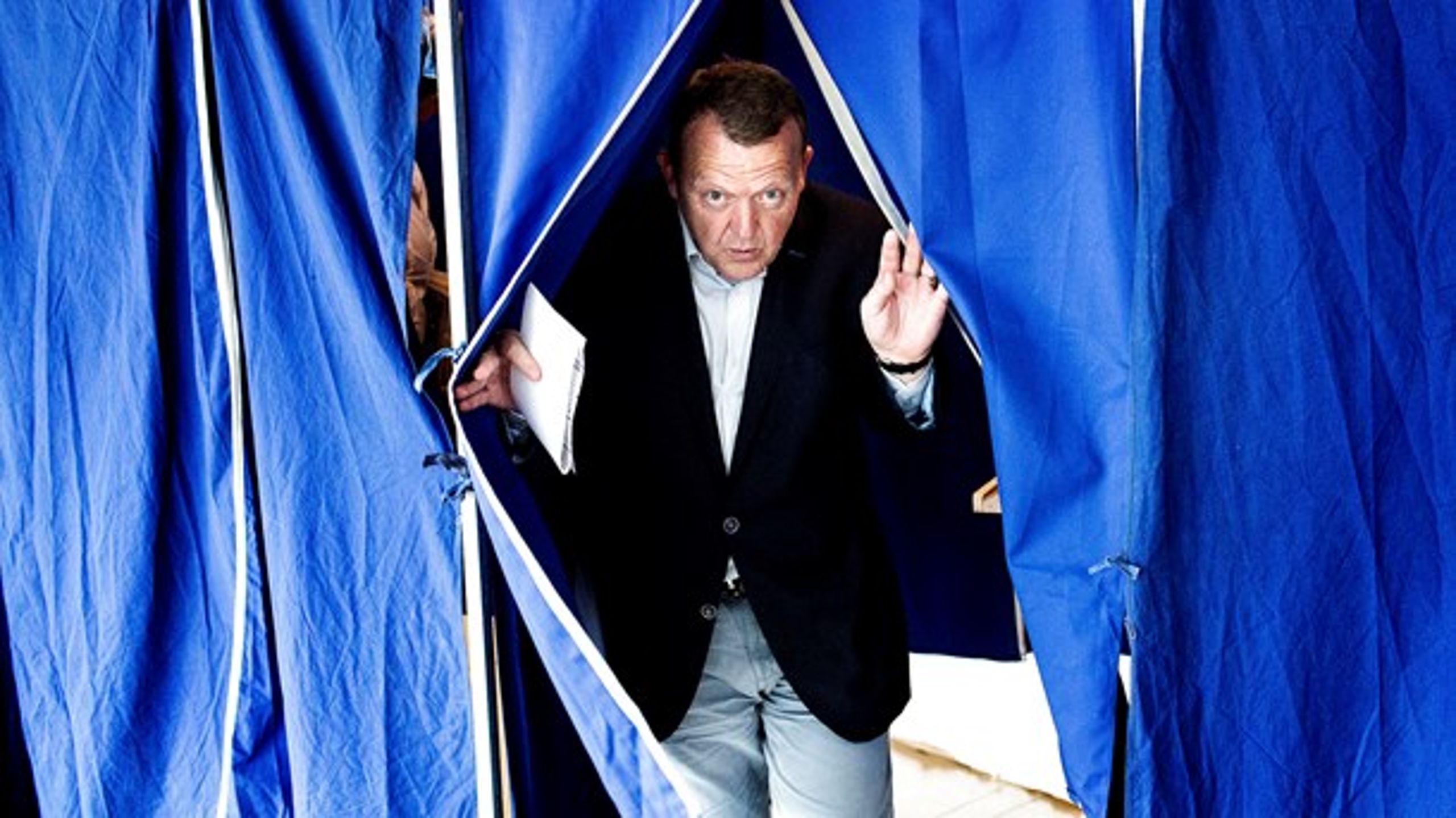 Der er ikke meget, der tyder på, at vælgerne vil belønne Lars Løkke for "de gode tider", når de skal i stemmeboksen, skriver Benny Damsgaard (billedet: Løkke stemmer ved EP-valget i 2014).&nbsp;