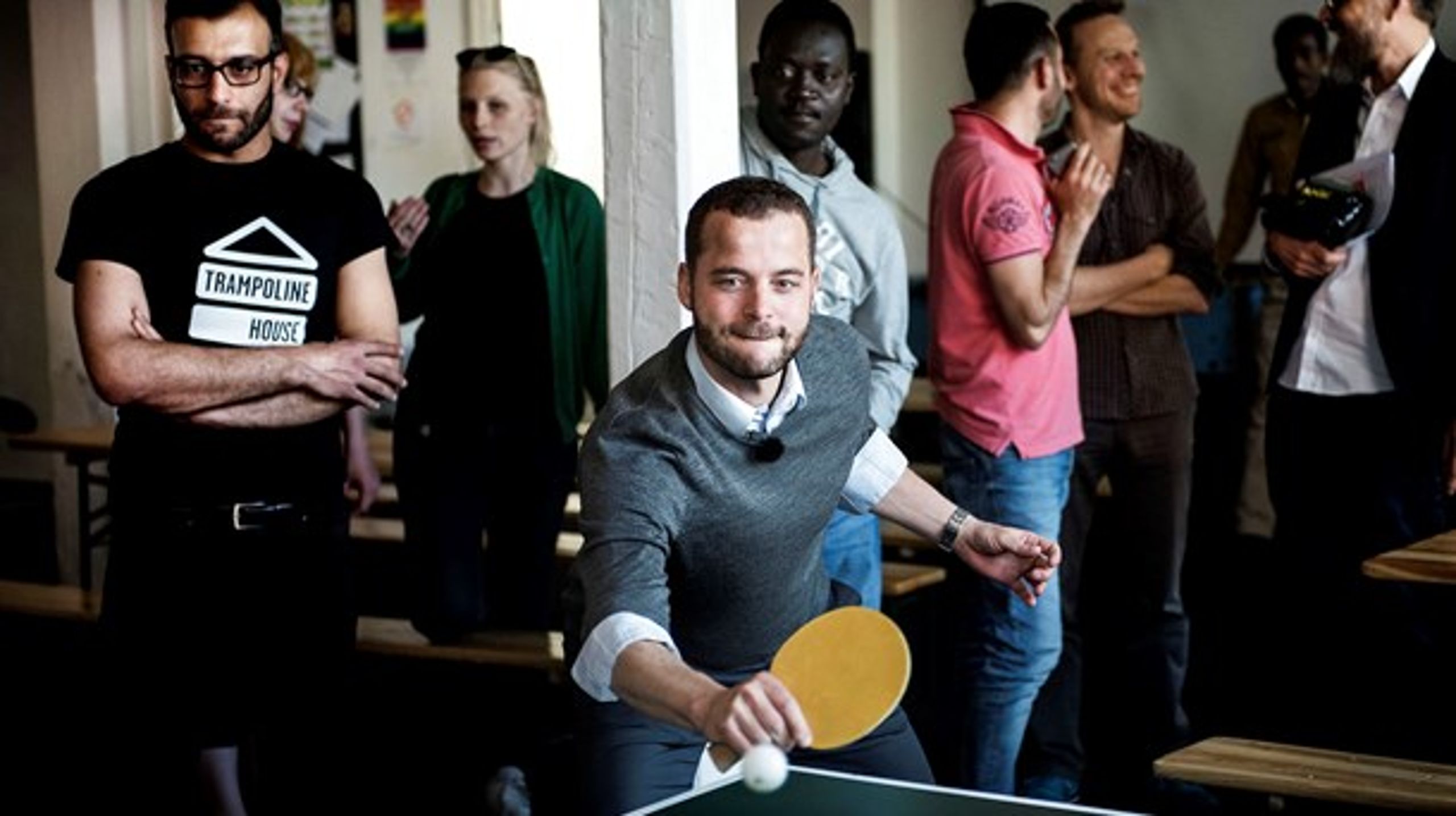 <span>"Uenigheden er jo ikke, om vi skal have kontrol med, hvor
mange der kommer ind i Danmark," siger&nbsp;Morten Østergaard (R), som er træt af, at
Socialdemokratiet går med på "symbolpolitiske stramninger" af
udlændingepolitikken. Her er han i 2015 i Trampolinhuset i København, hvor asylansøgere
og udlændinge kan få selskab, retshjælp og et billigt måltid.</span>