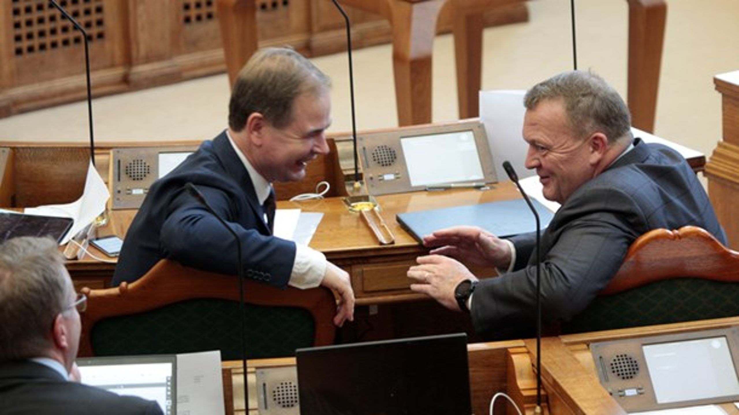 Statsminister Lars Løkke Rasmussen (V) har ikke indhentet rød blok i december, hvor der både kom en ny finanslov og et såkaldt paradigmeskifte.&nbsp;