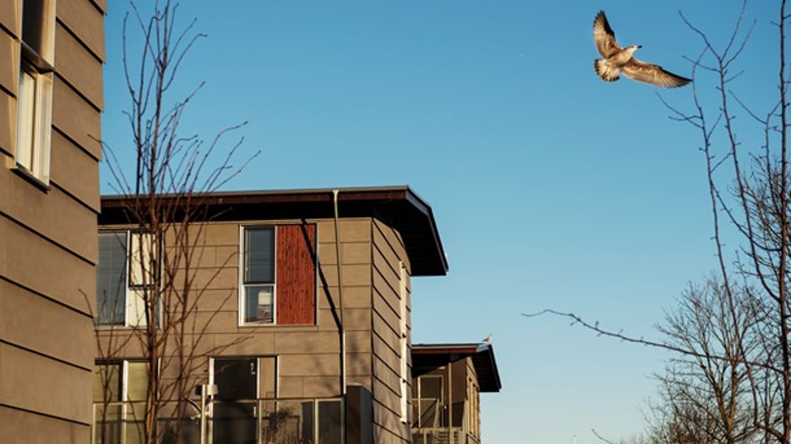 Det er "grinagtigt" at bruge ordet parallelsamfund om et flertal af de boligområder, der nu skal sælges eller demoleres, skriver Helge Andersen.<br>