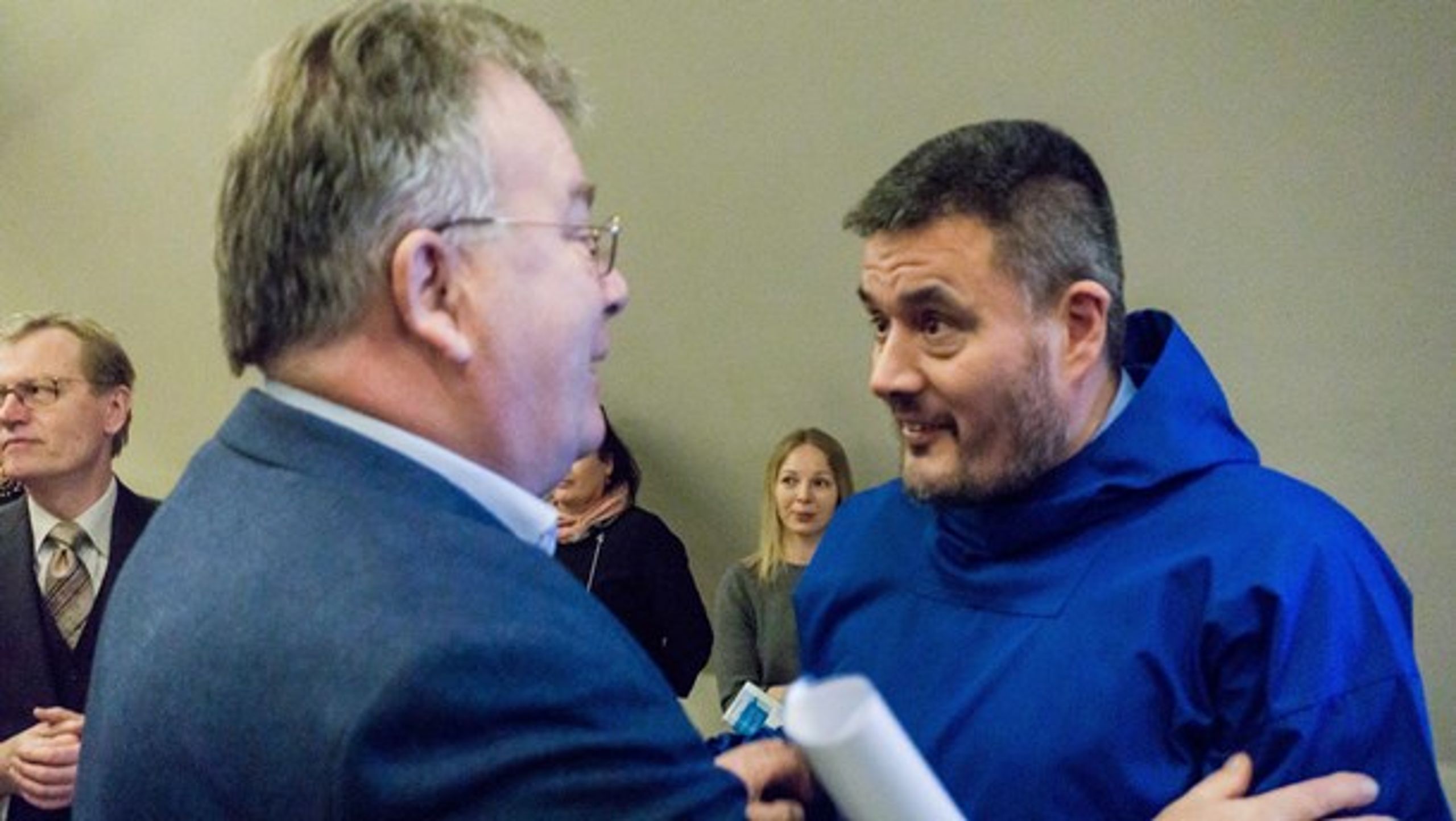 Landsstyreformand Kim Kielsen (t.h.) hilser på forsvarsminister Claus Hjort Frederiksen.&nbsp;