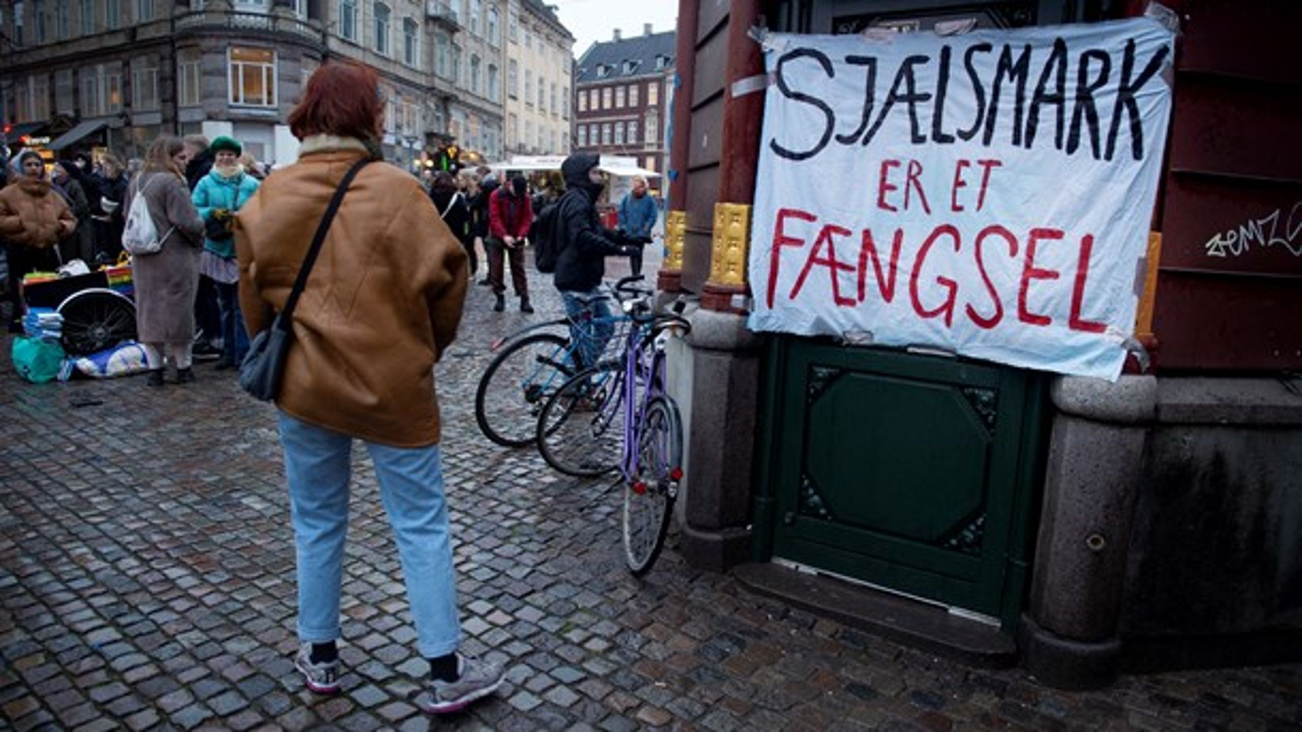 Debatten om forholdene på Udrejsecenter Sjælsmark har bragt sindene i kog hos både politikere og blandt befolkningen. Billedet her er fra en demonstration ved Rådhuspladsen, hvor børn og forældre fra Sjælsmark gør opmærksom på deres situation.