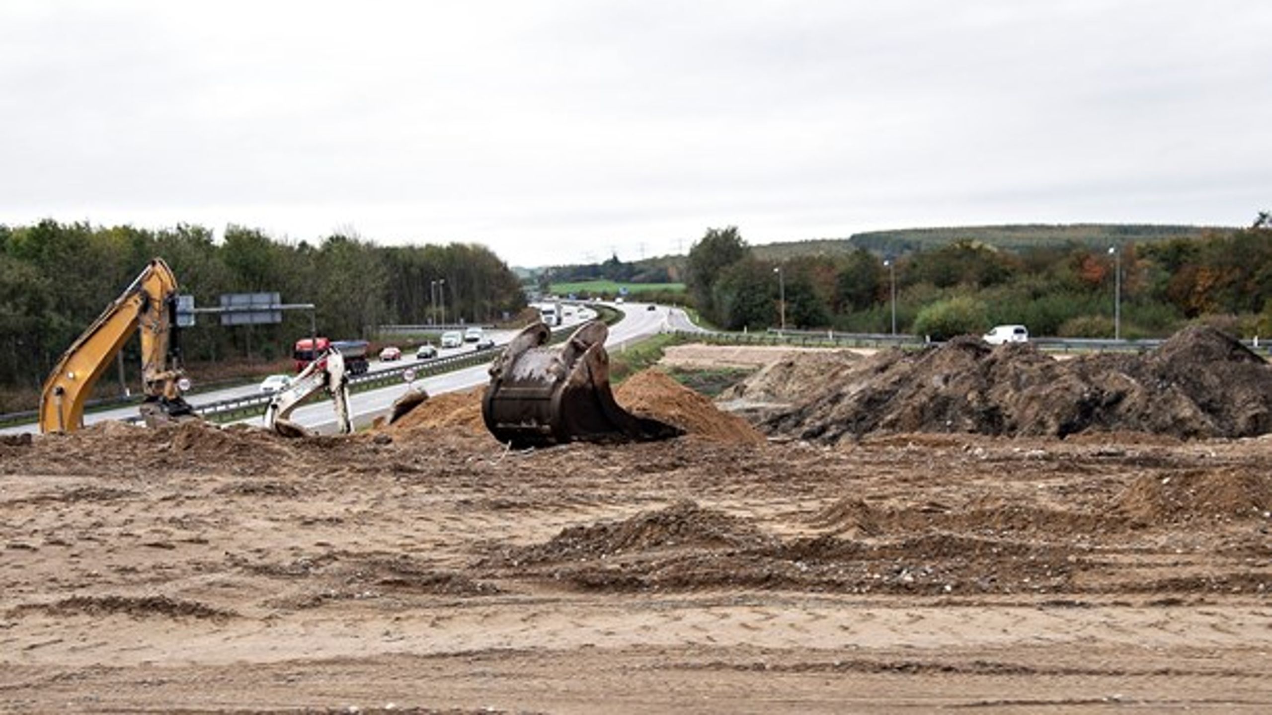 Både Socialdemokratiet og regeringen vil lave en stor investeringsplan for infrastrukturen.