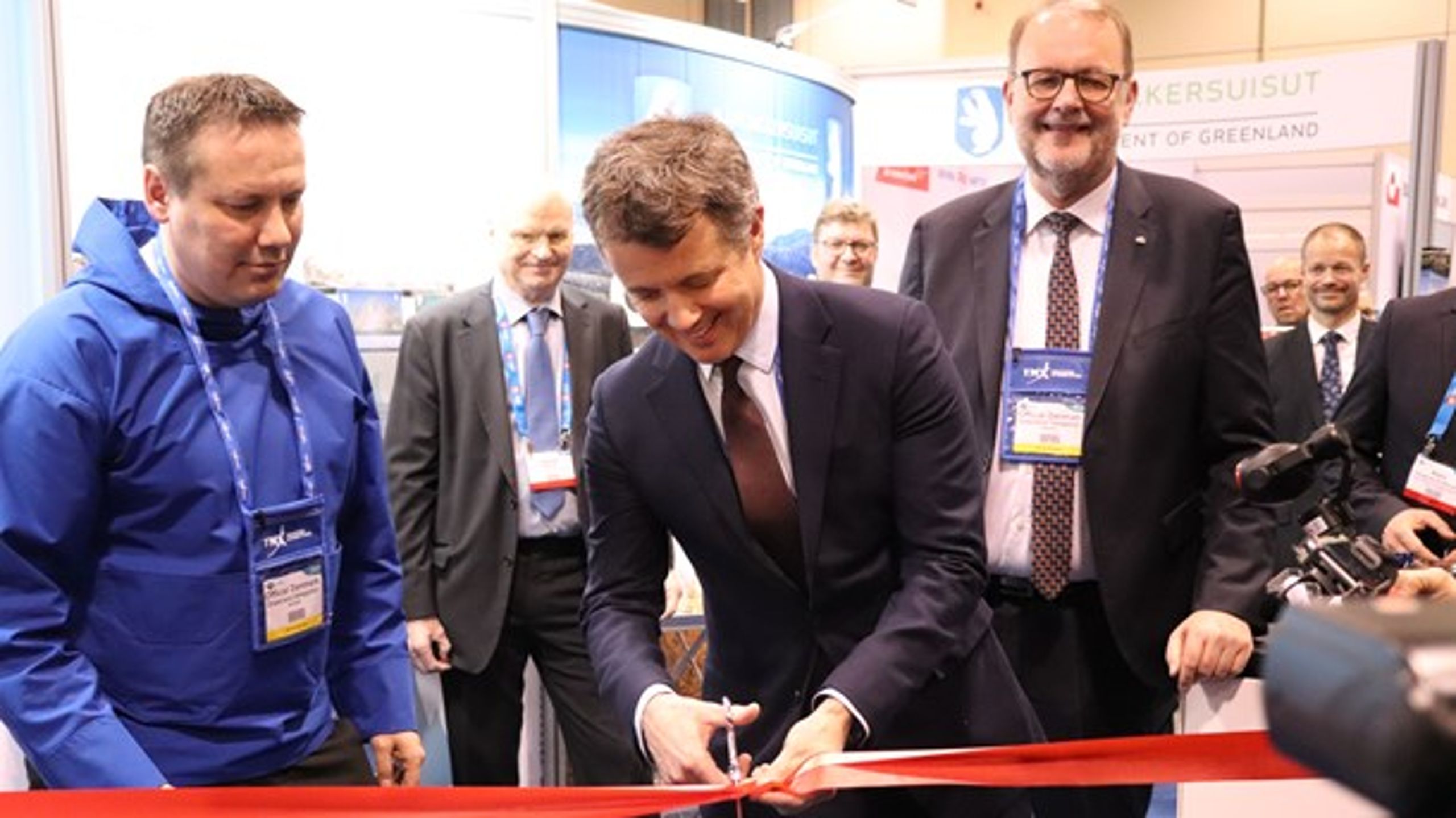 Landsstyremedlem for råstoffer og arbejdsmarked Erik Jensen til venstre 
for HKH Kronprins Frederik, og til højre er energi-, forsynings- og 
klimaminister Lars Christian Lilleholt (V).<br>