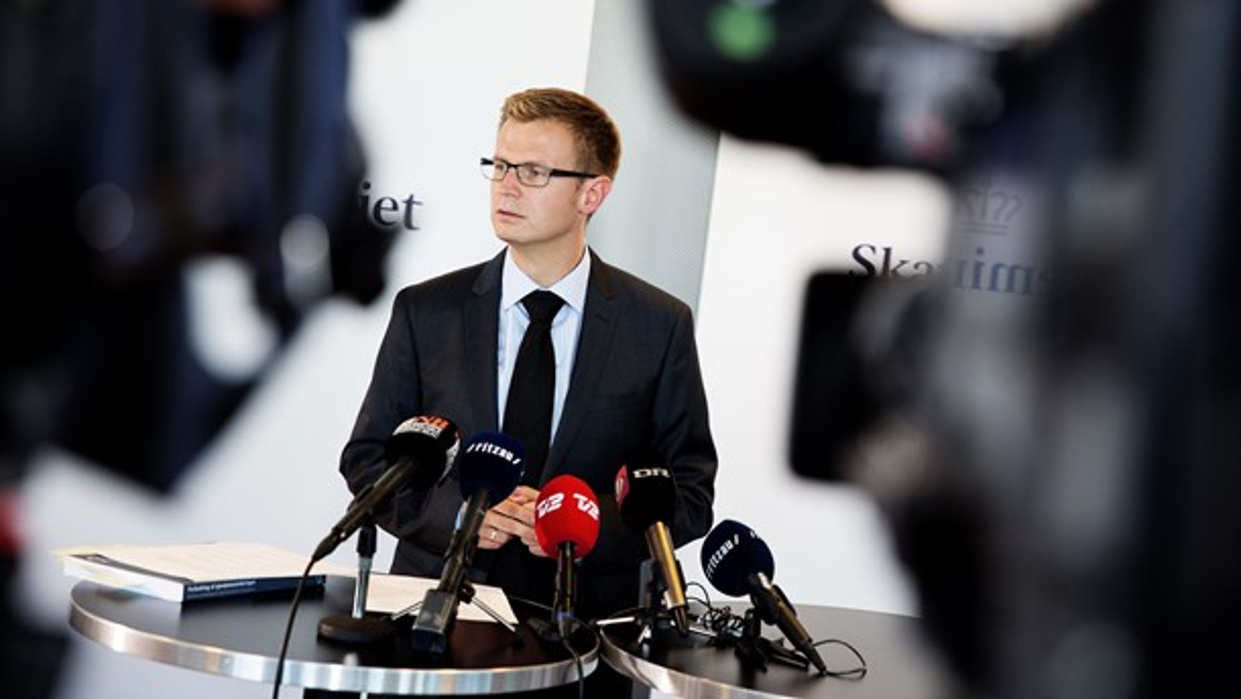 Finansordfører Benny Engelbrecht (S) har sagt, at "det vil være rimelig træls," hvis man skal til at hente sin digitale post to steder. Men politikerne skal slå koldt vand i blodet, mener Dansk Erhverv.