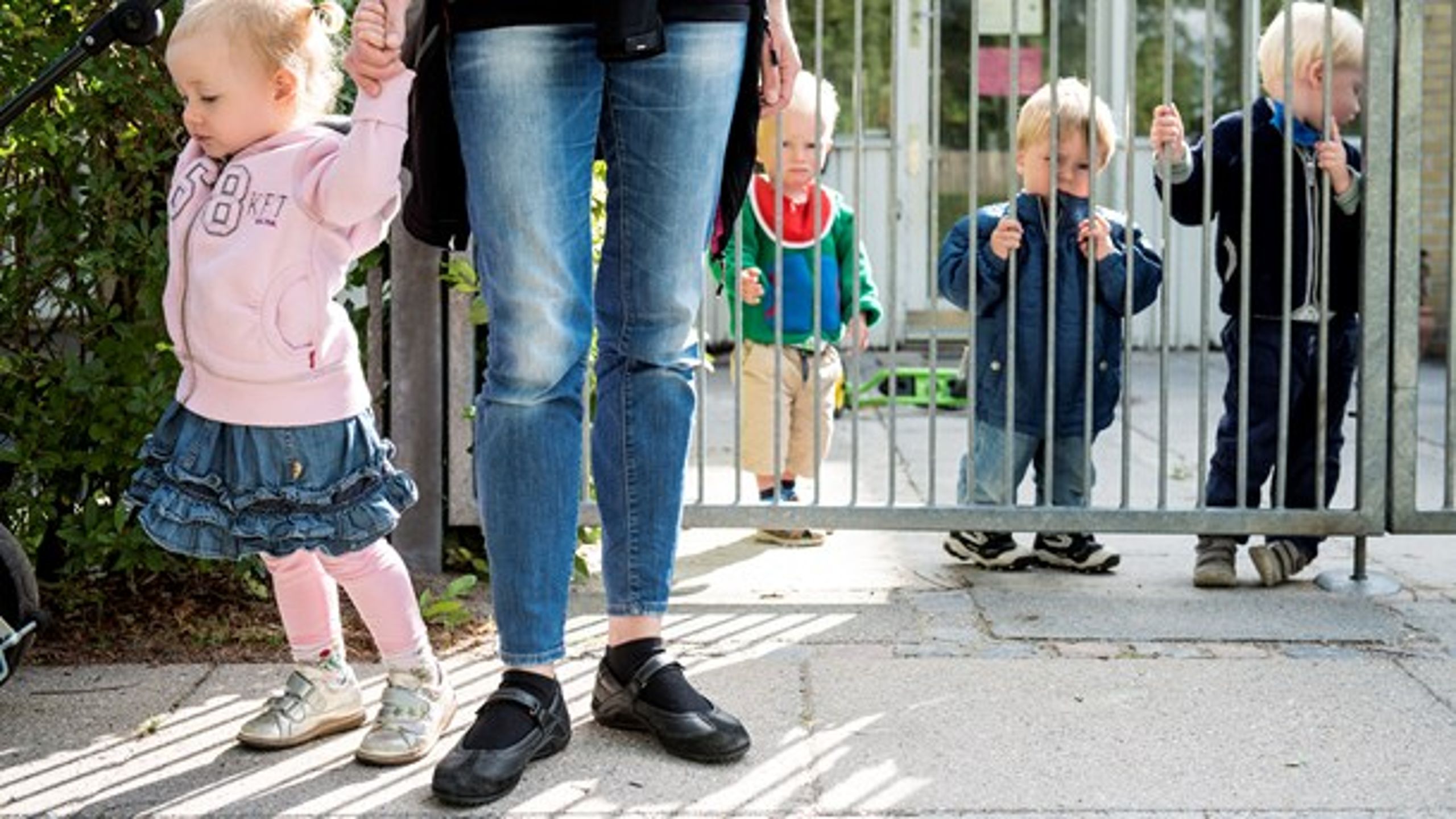 Politikernes tiltag om dialogisk læsning og læringskufferter må ikke overbyde nærvær og omsorg, skriver daginstitutionsforskerne.&nbsp;