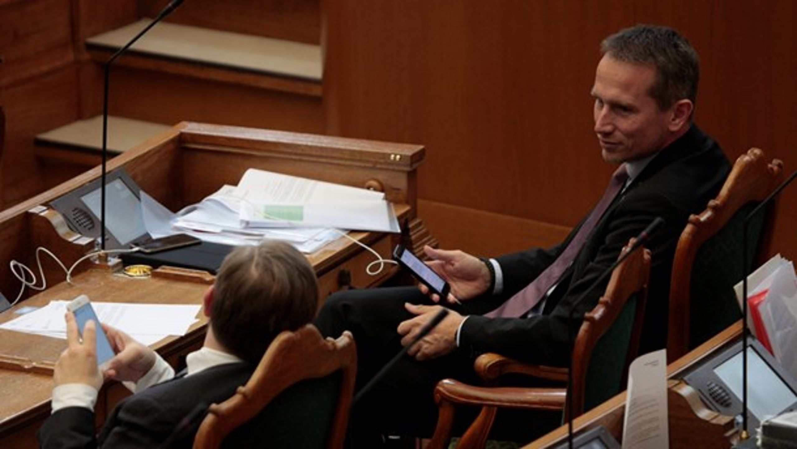 Finansminister Kristian Jensen (V) og økonomi- og indenrigsminister Simon Emil Ammitzbøll-Bille (LA) opfordrer landets kommuner til at bruge deres øgede likviditet på at nedbringe gælden og sænke skatterne.&nbsp;