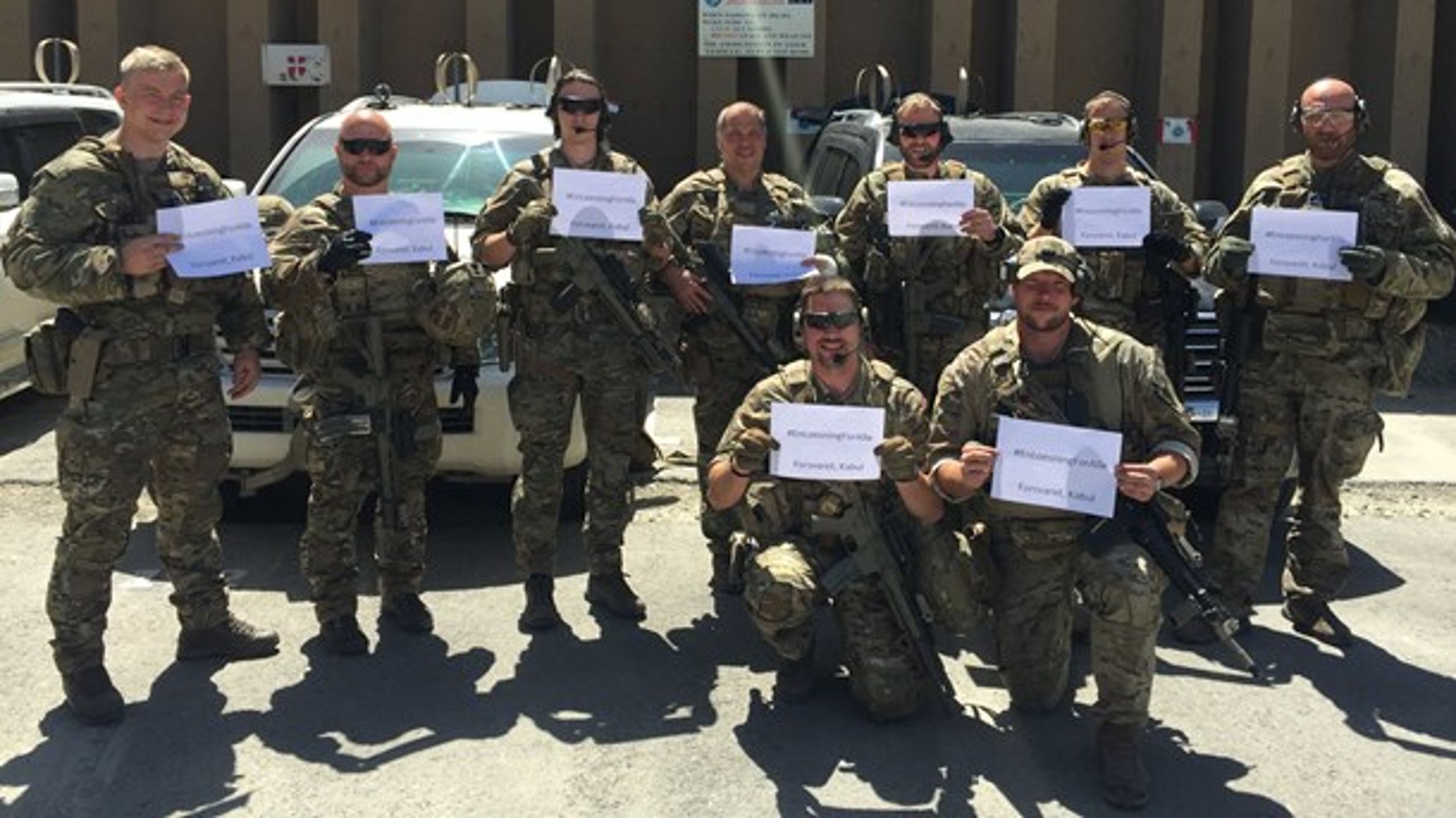 De udsendte soldater i Kabul viser deres engagement i forbindelse med OK18. På deres skilte står: "En løsning for alle".