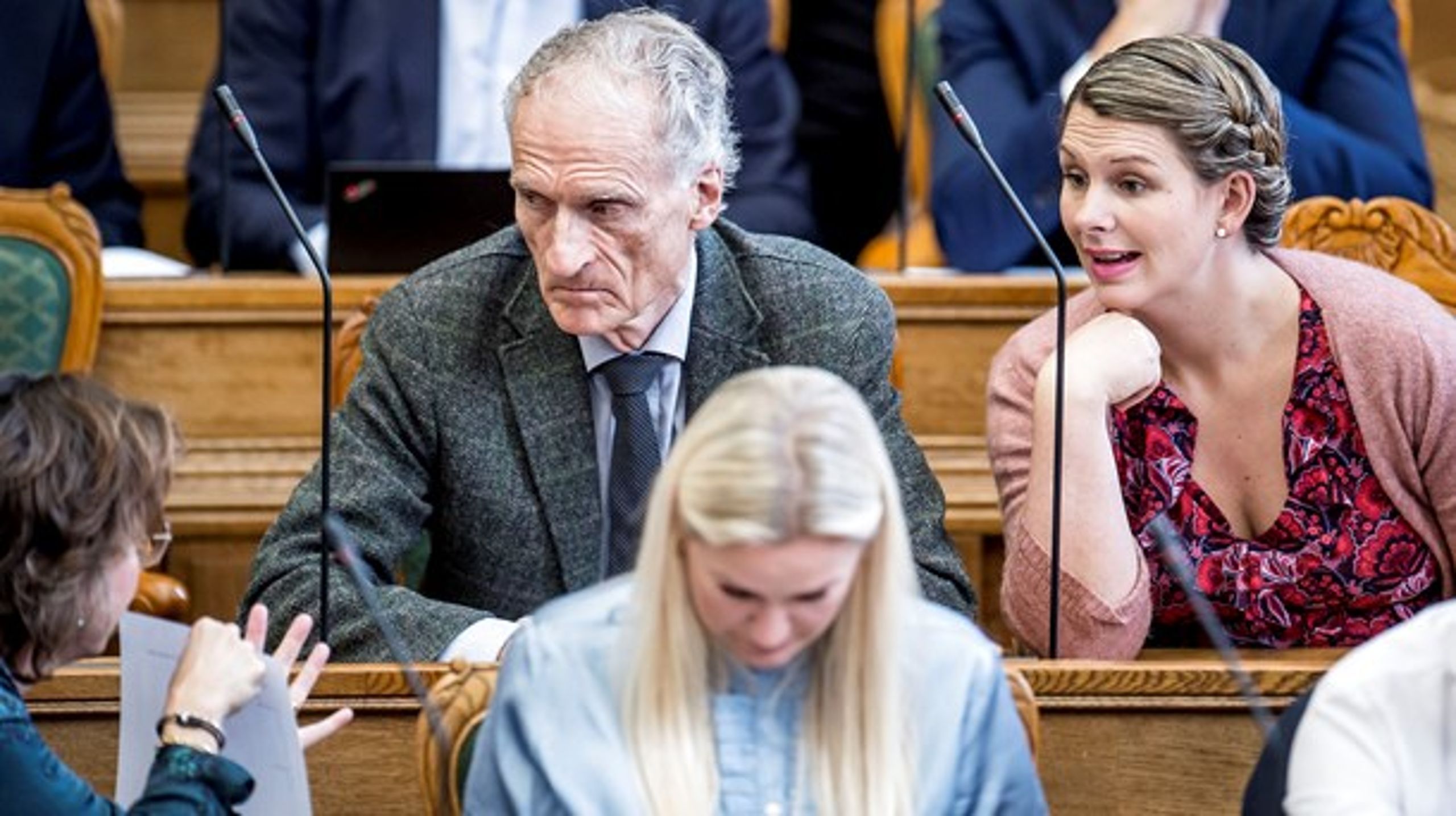 K ønsker at formulere loven på en måde, så man skal oplyse giverens navn, hvis én person egenrådigt giver et større beløb gennem flere selskaber, siger&nbsp;politisk ordfører Mette Abildgaard (K). Meldingen kommer efter to sager om anonym partistøtte til Venstre-politikere.