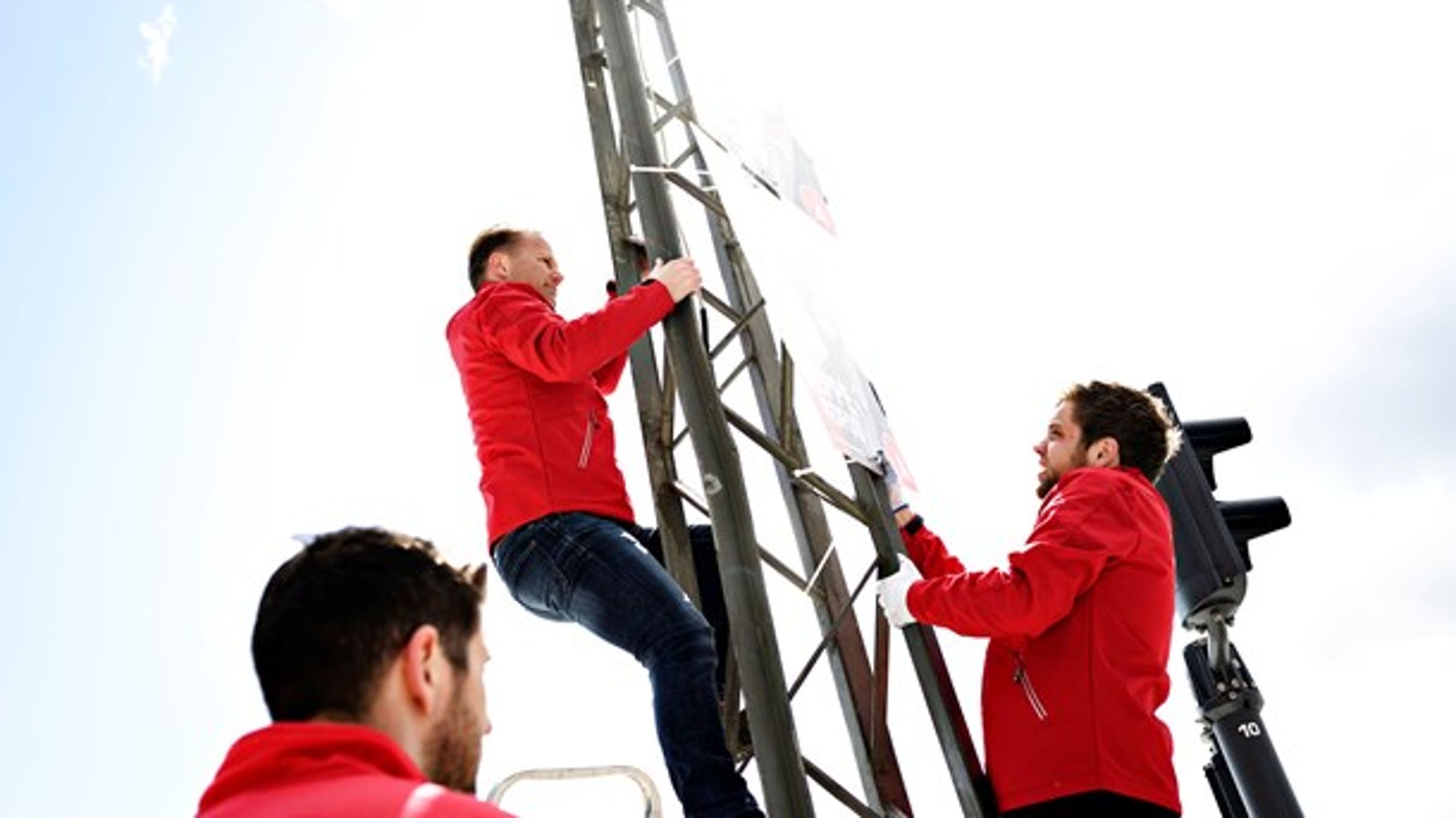 Det er dyrt og farligt ikke at have styr&nbsp;på arbejdsmiljøreglerne, når du selv eller en frivillig hænger valgplakater op under valgkampen, fortæller Arbejdstilsynet og arbejdsmiljøeksperter.