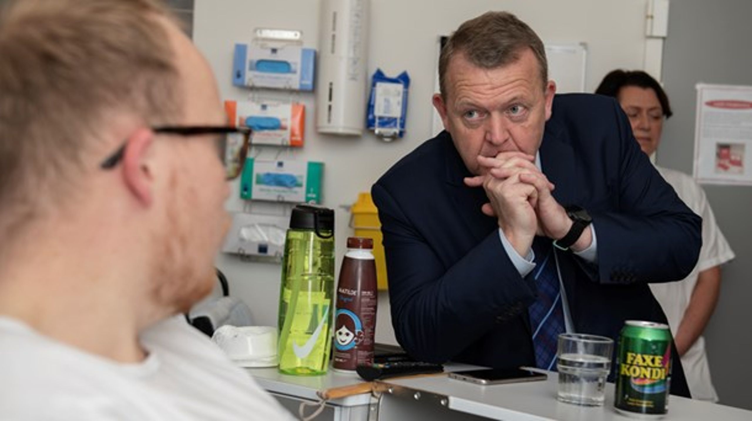 Venstre kommer til at give et svar i valgkampen på, hvad en pakke cigaretter bør koste, lover partiets formand Lars Løkke Rasmussen (V).&nbsp;