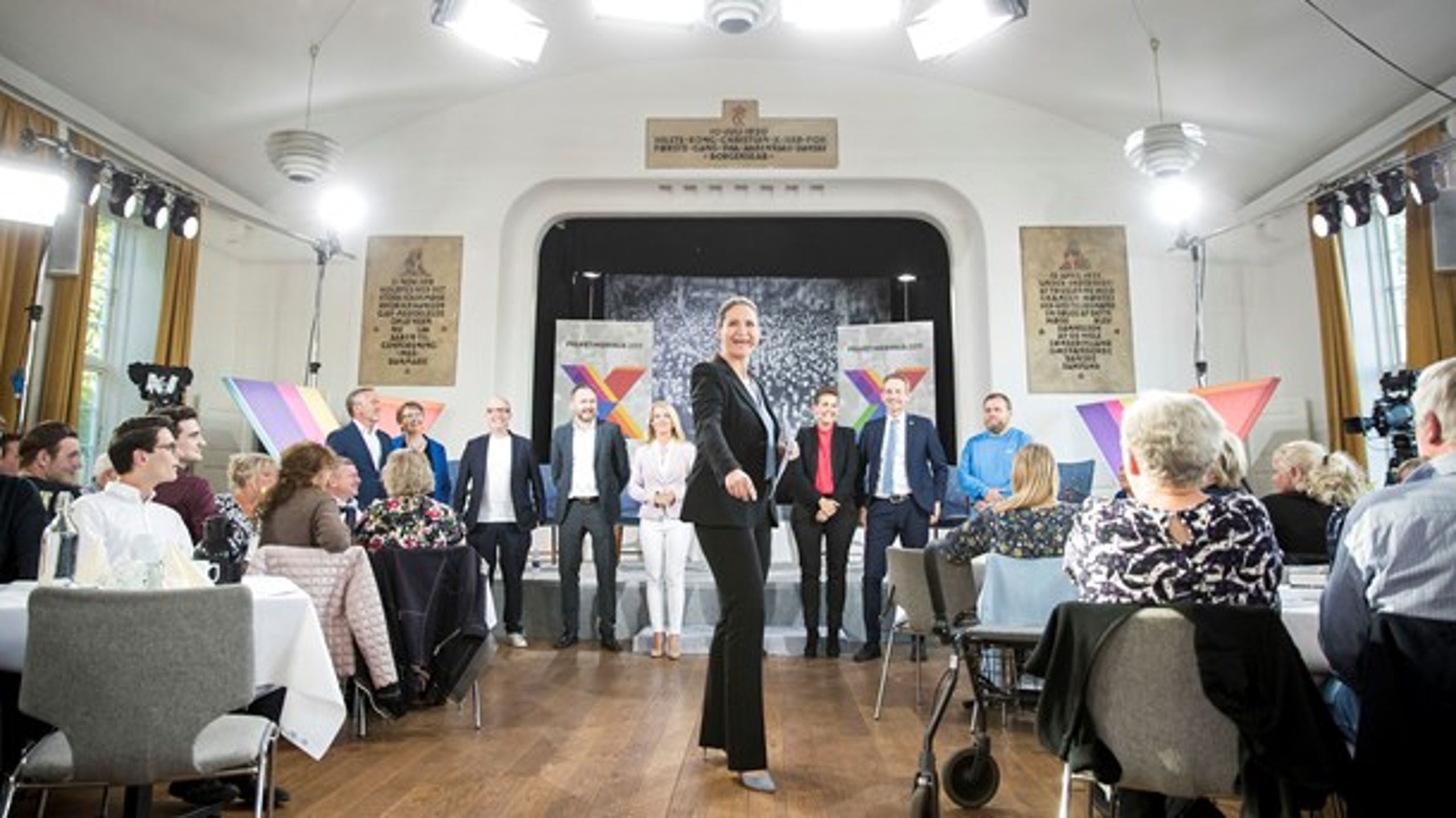 Deltagere fra de forskelllige partier samlet i Aabenraa onsdag 15. maj&nbsp;til den første udgave af debatprogrammet "Højlunds Forsamlingshus".&nbsp;