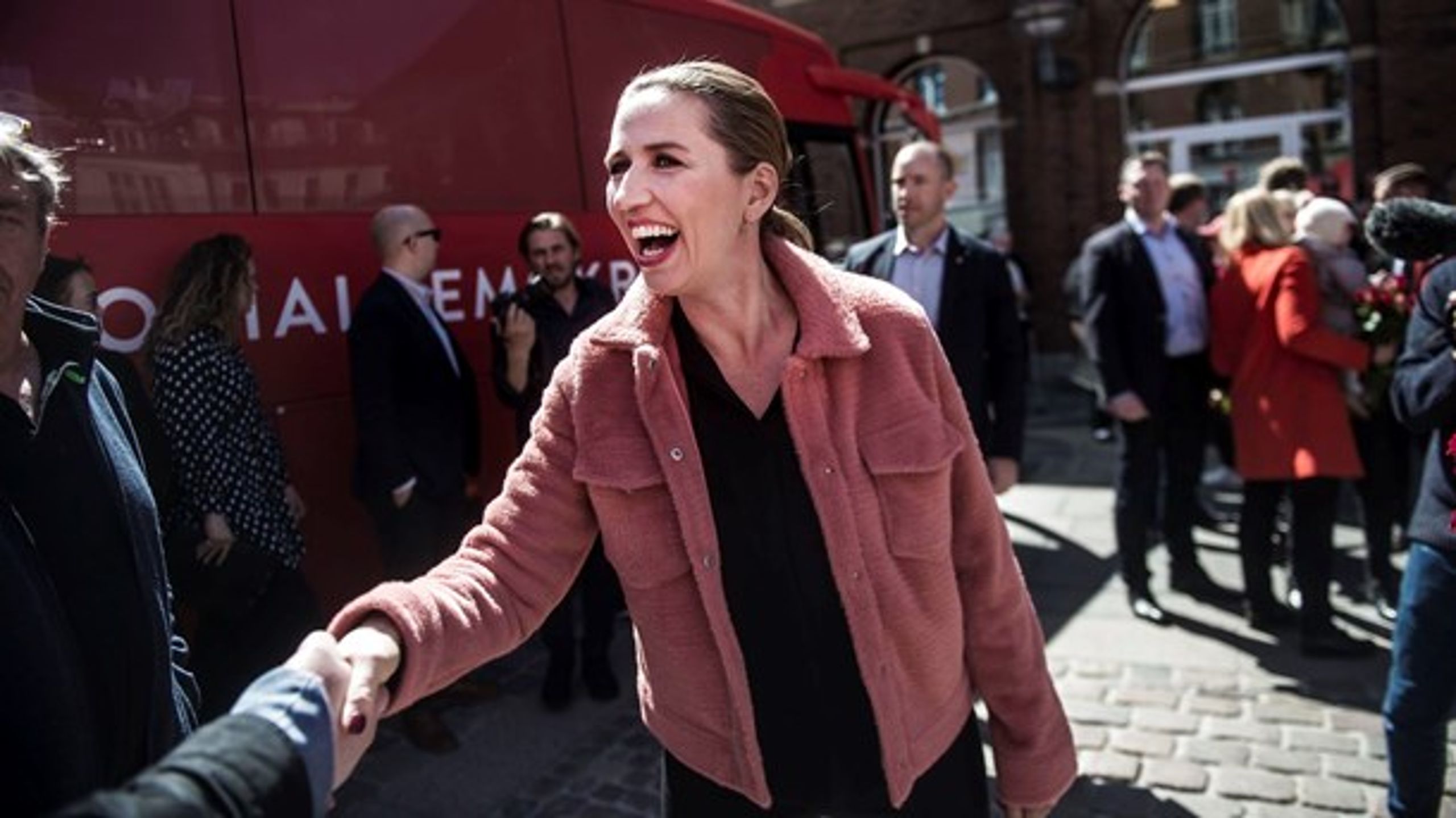 Mette Frederiksen (S) med partifæller fører her valgkamp&nbsp;i Odense.