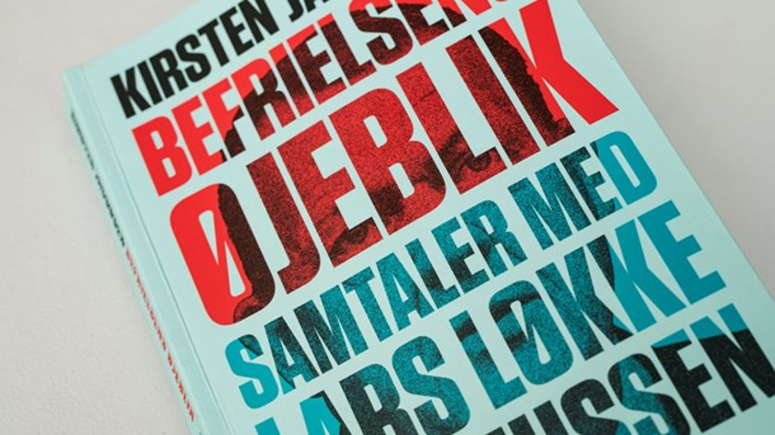 I bogen åbner statsminister Lars Løkke Rasmussen (V) med egne ord "døren på klem" for et regeringssamarbejde over midten.&nbsp;