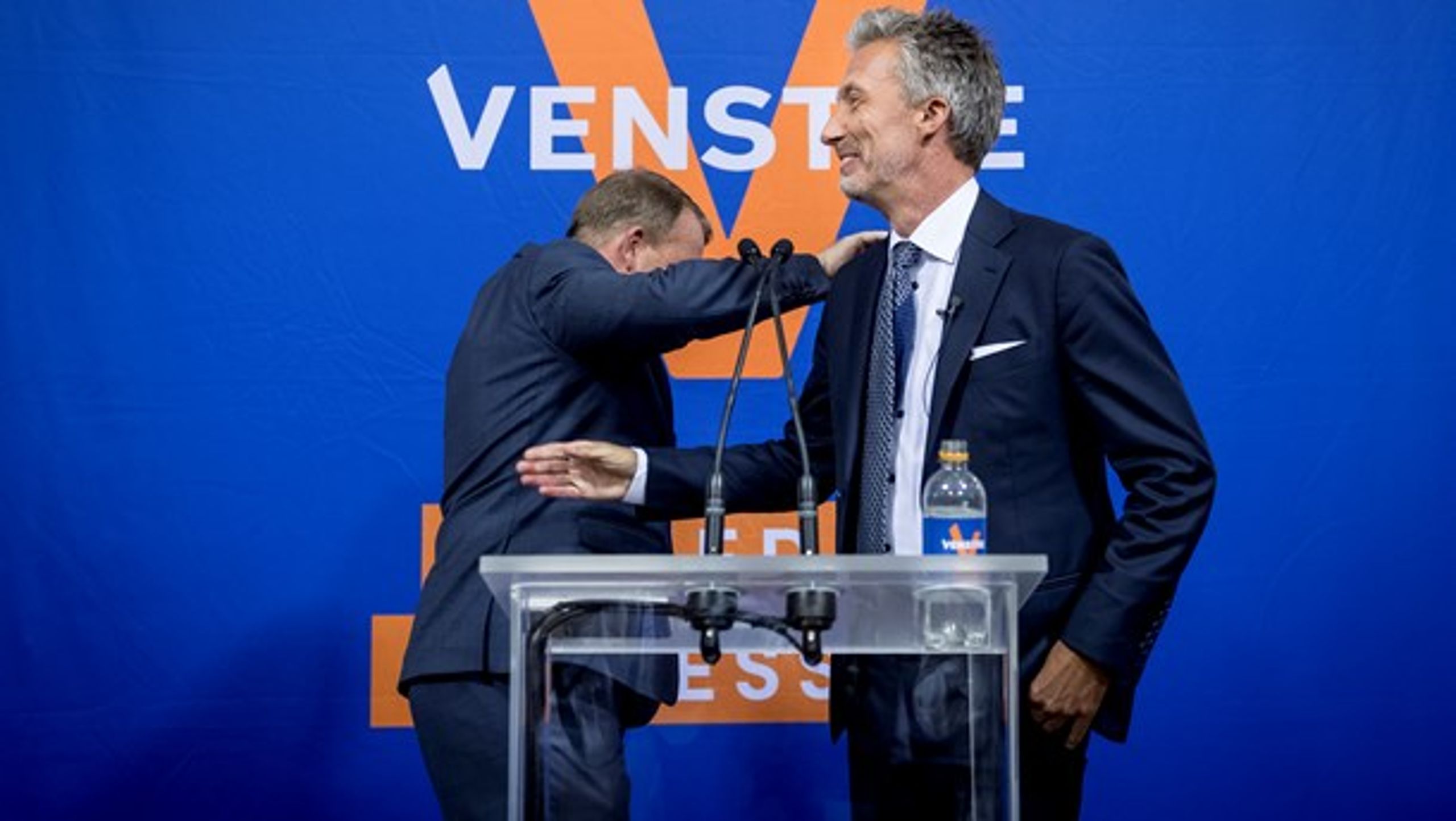 Statsminister Lars Løkke Rasmussen og EP-valgets stemmesluger nummer ét, Venstres Morten Løkkegaard, på scenen til partiets valgfest på Christiansborg.&nbsp;