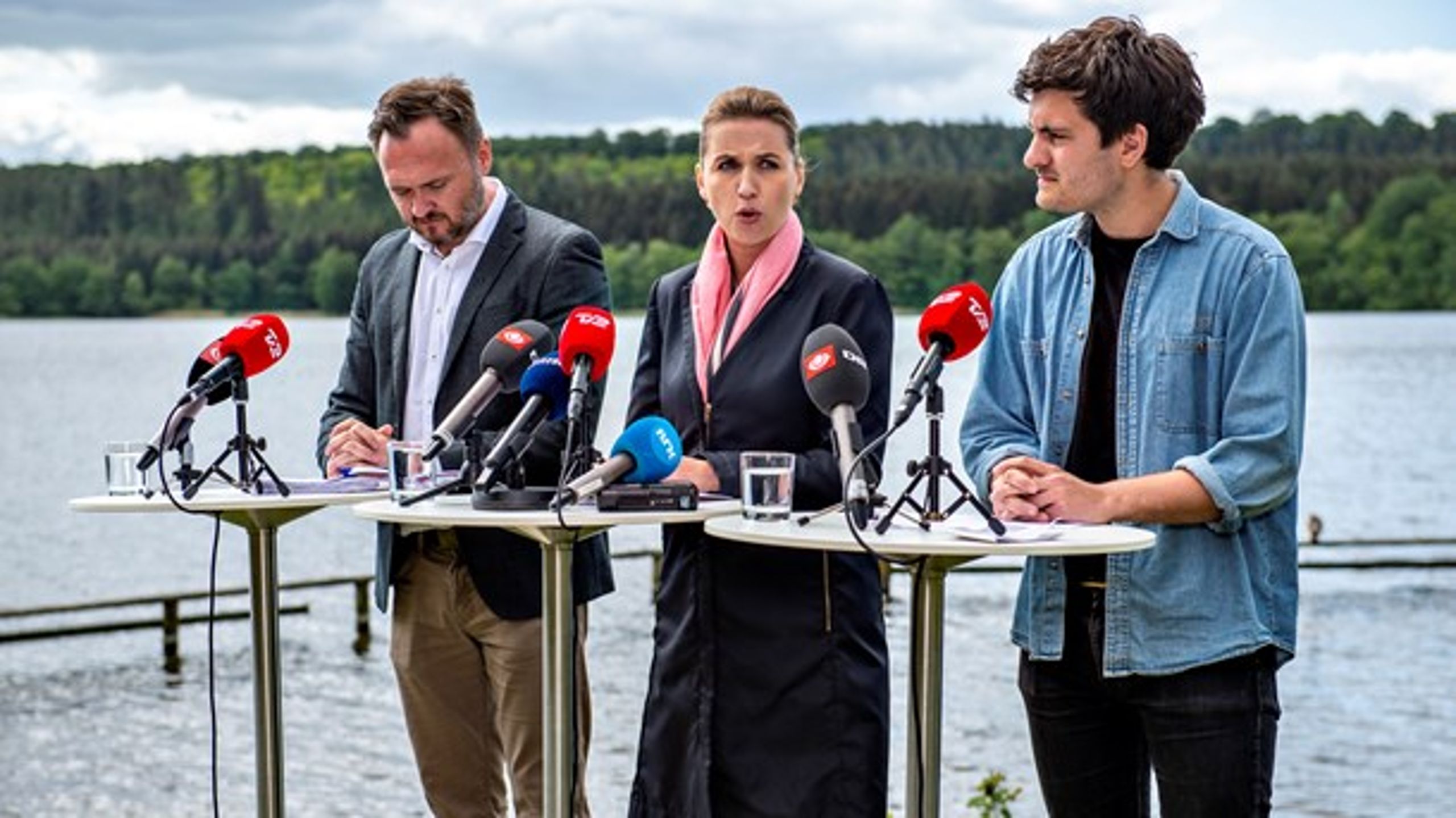 Dan Jørgensen, Mette Frederiksen og DSU-formand Frederik Vad præsenterede onsdag Socialdemokratiets grønne etårsplan. (Foto: Henning Bagger/Ritzau Scanpix).<br>