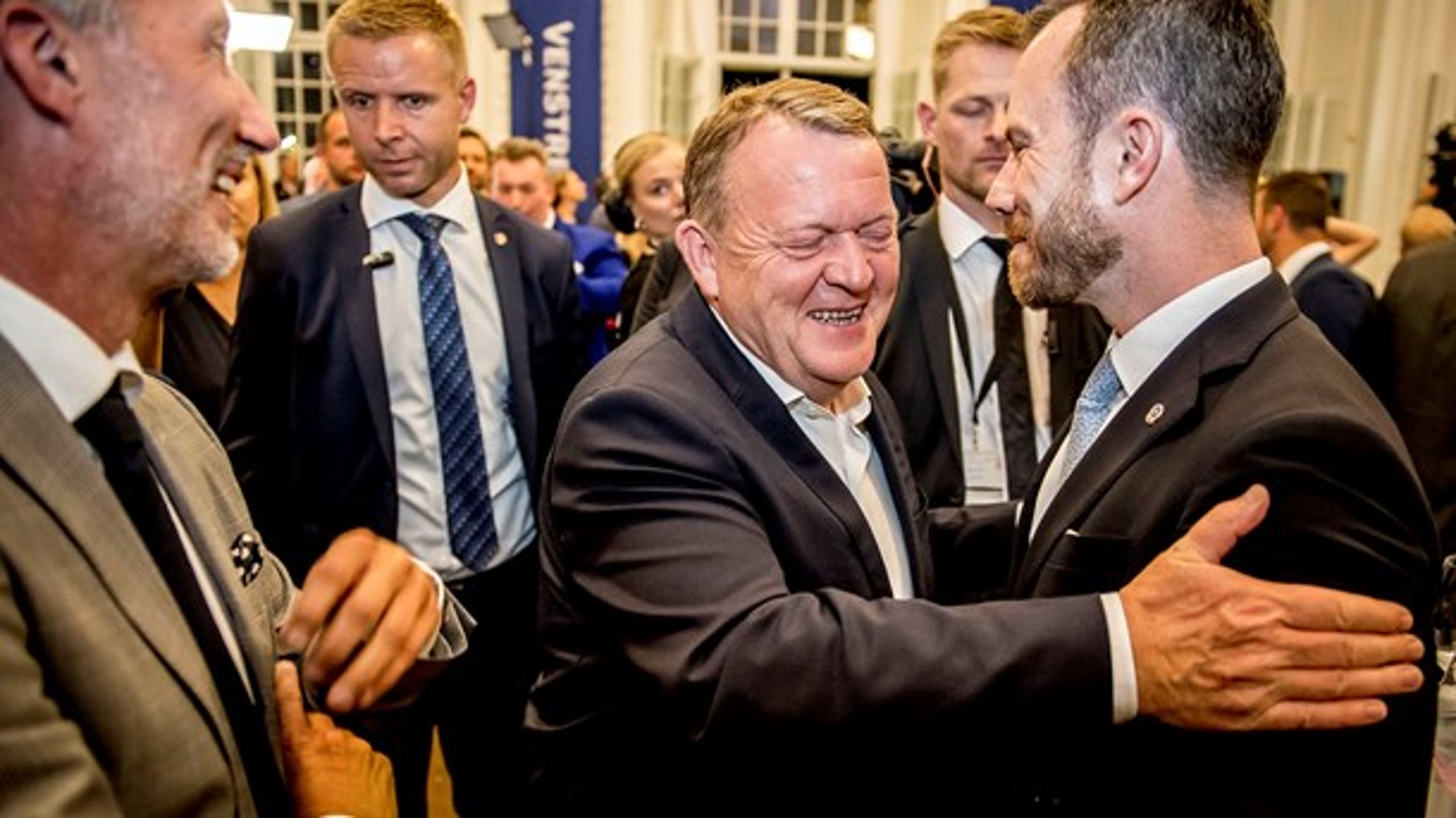 Lars Løkke Rasmussen sagde i sin tale på valgnatten, at Mette Frederiksen får det svært, og at han ikke har opgivet håbet om at få indflydelse på en ny regering. "Vi går ikke hjem. Vi sidder klar ved telefonen," sagde han.