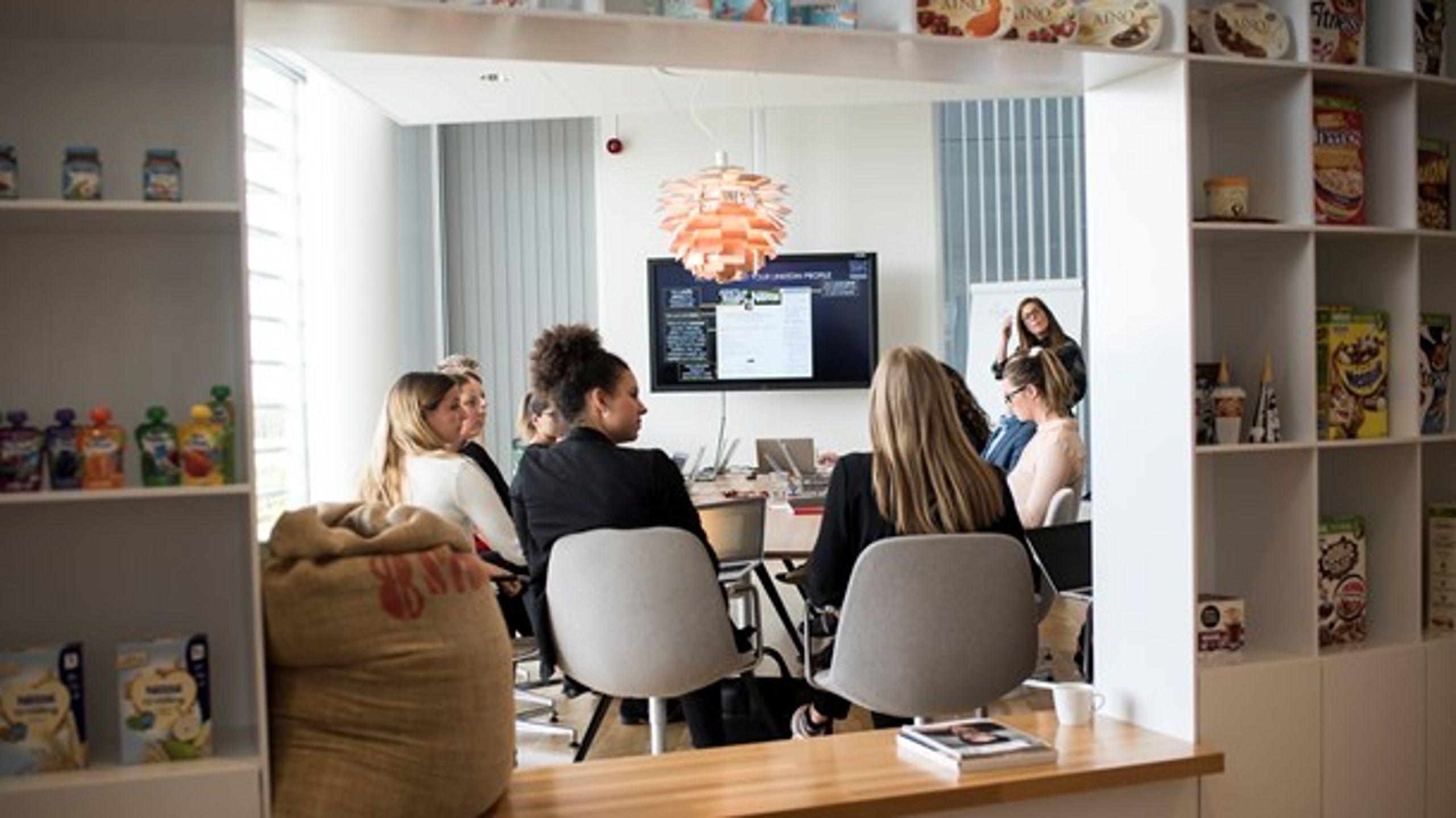 Under et møde for Nestlés unge ansatte sad de og kiggede ind i deres computere. Arbejdspladser skal&nbsp;lade de ansatte være fysisk aktive, for det gør dem sundere, mener Nestlé.