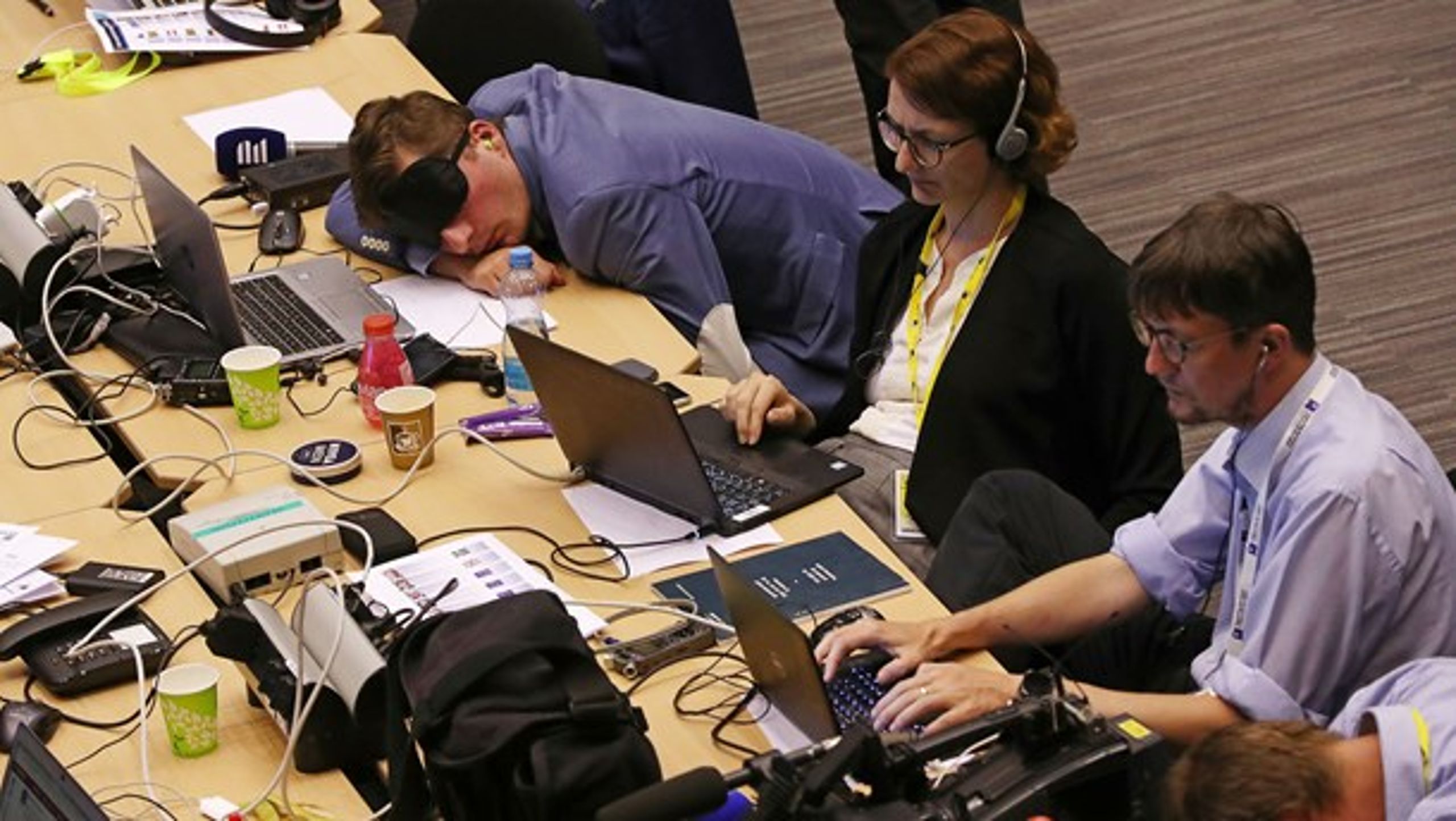 Heller ikke journalisterne i EU-topmødets pressecenter har fået meget søvn i nat, mens de europæiske lederes forhandlinger bølgede frem og tilbage.