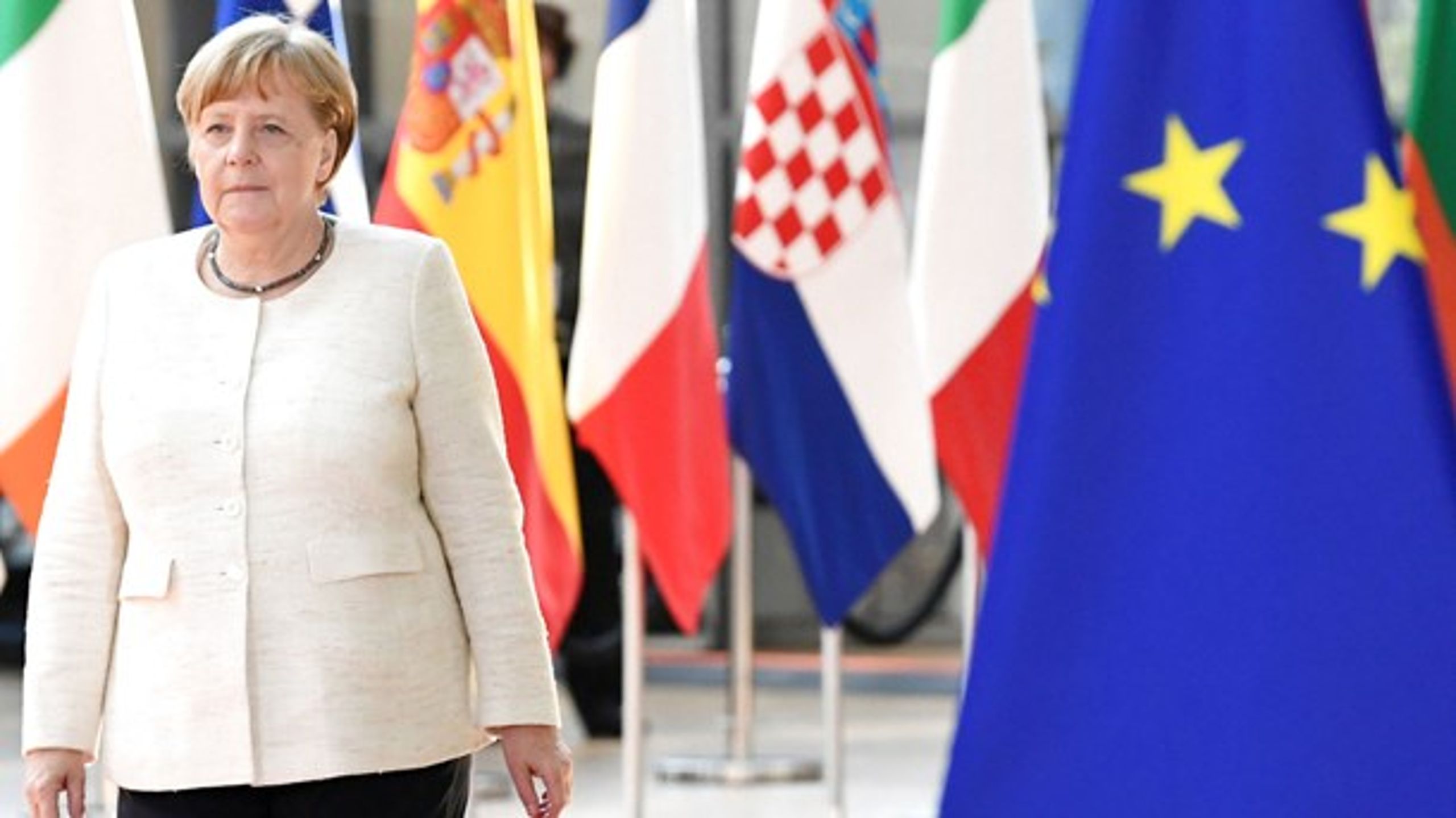 Angela Merkel er svækket både ude og hjemme.