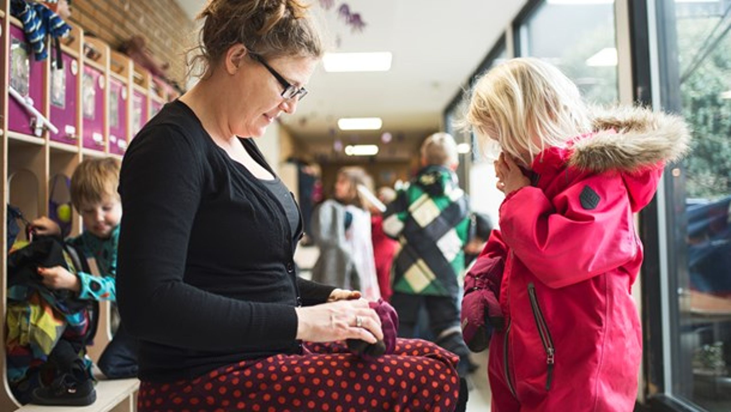 Alle er enige om, at ledelse er helt afgørende for kvaliteten i daginstitutionerne. Men ledelse tæt på er snart en saga blot, skriver&nbsp;Eva Munck Immertreu.