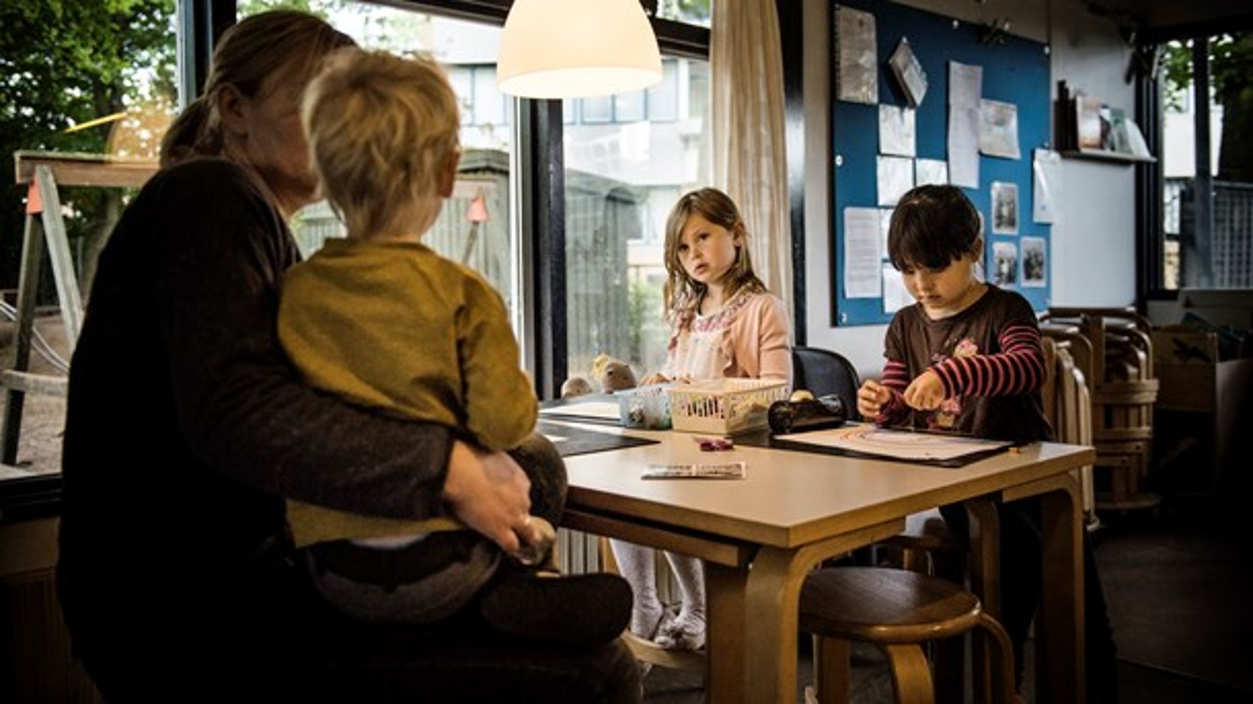 I dagtilbudsloven&nbsp;gemmer&nbsp;der&nbsp;sig en nedprioritering af den basale omsorg, skriver Claus Holm, leder af DPU, Aarhus Universitet.