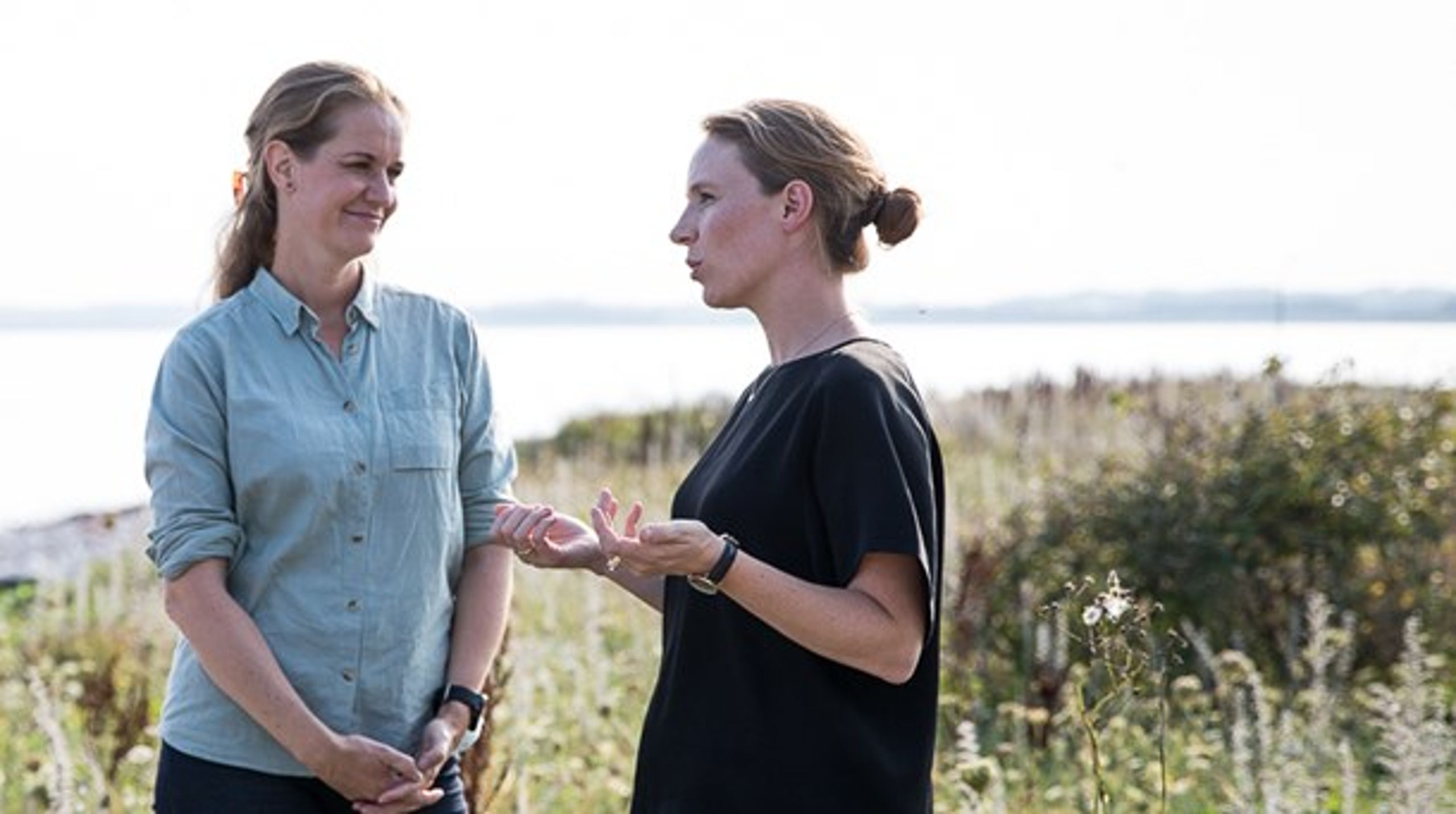 "Det er en fantastisk nyhed," lyder det fra DN-præsident (tv.), efter miljøminister Lea Wermelin (th.) har besluttet at stoppe planerne om flere havbrug.